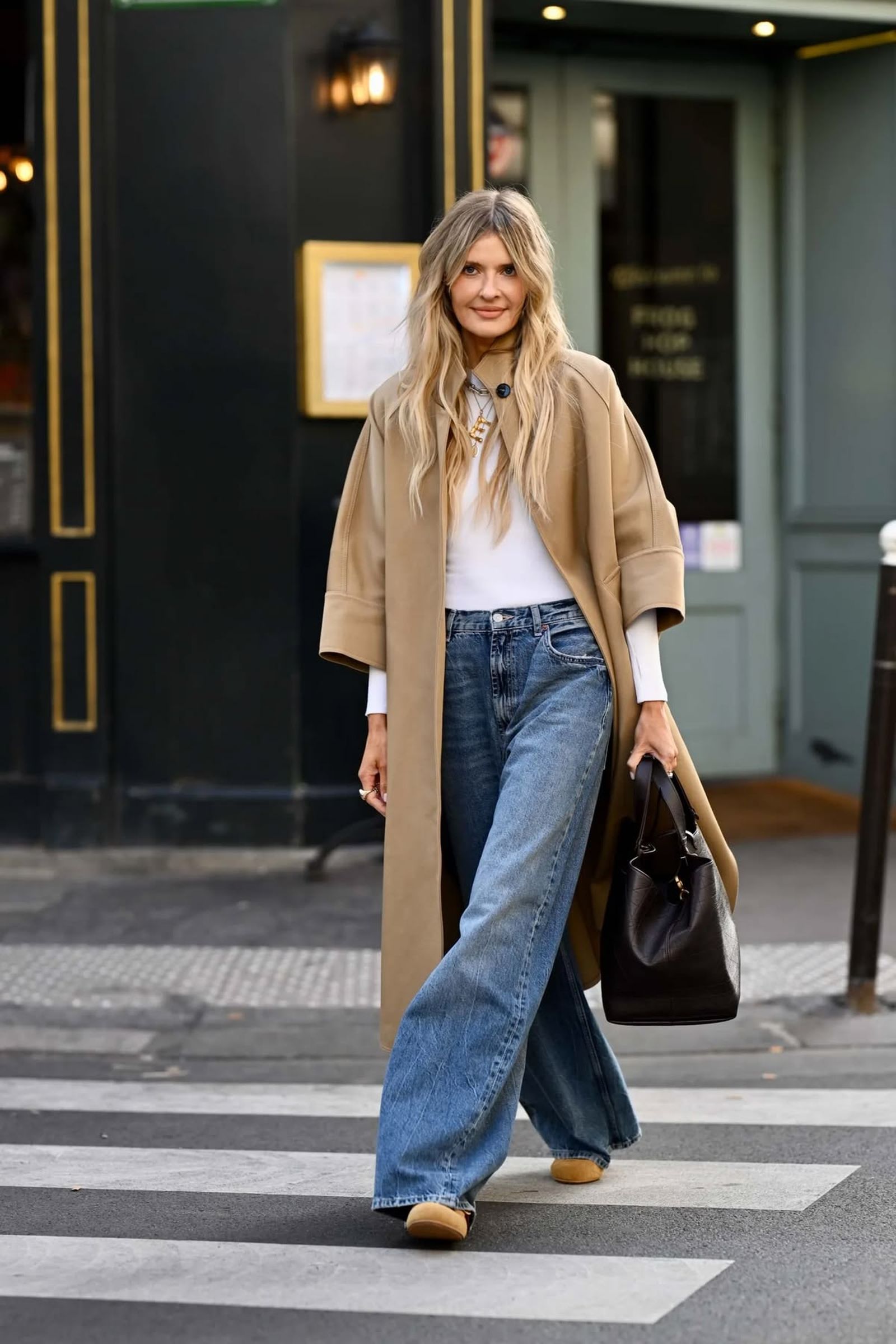 Los tonos neutros siempre funcionan muy bien en un look otoñal, pero debes añadirle un elemento acento para que el look no sea tan plano.