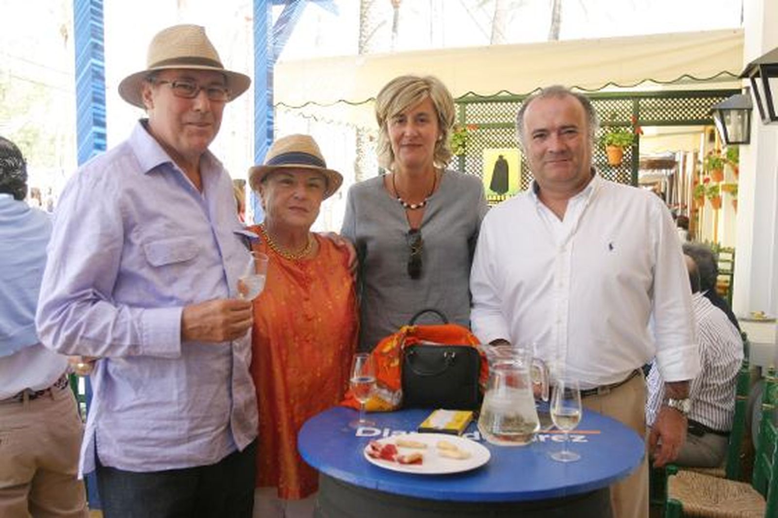 Silvia del Arcón y Diego Pérez, de Cajasol, acompañados por sus familiares Ernest Shuster y Anichi González.

Foto: Vanesa Lobo