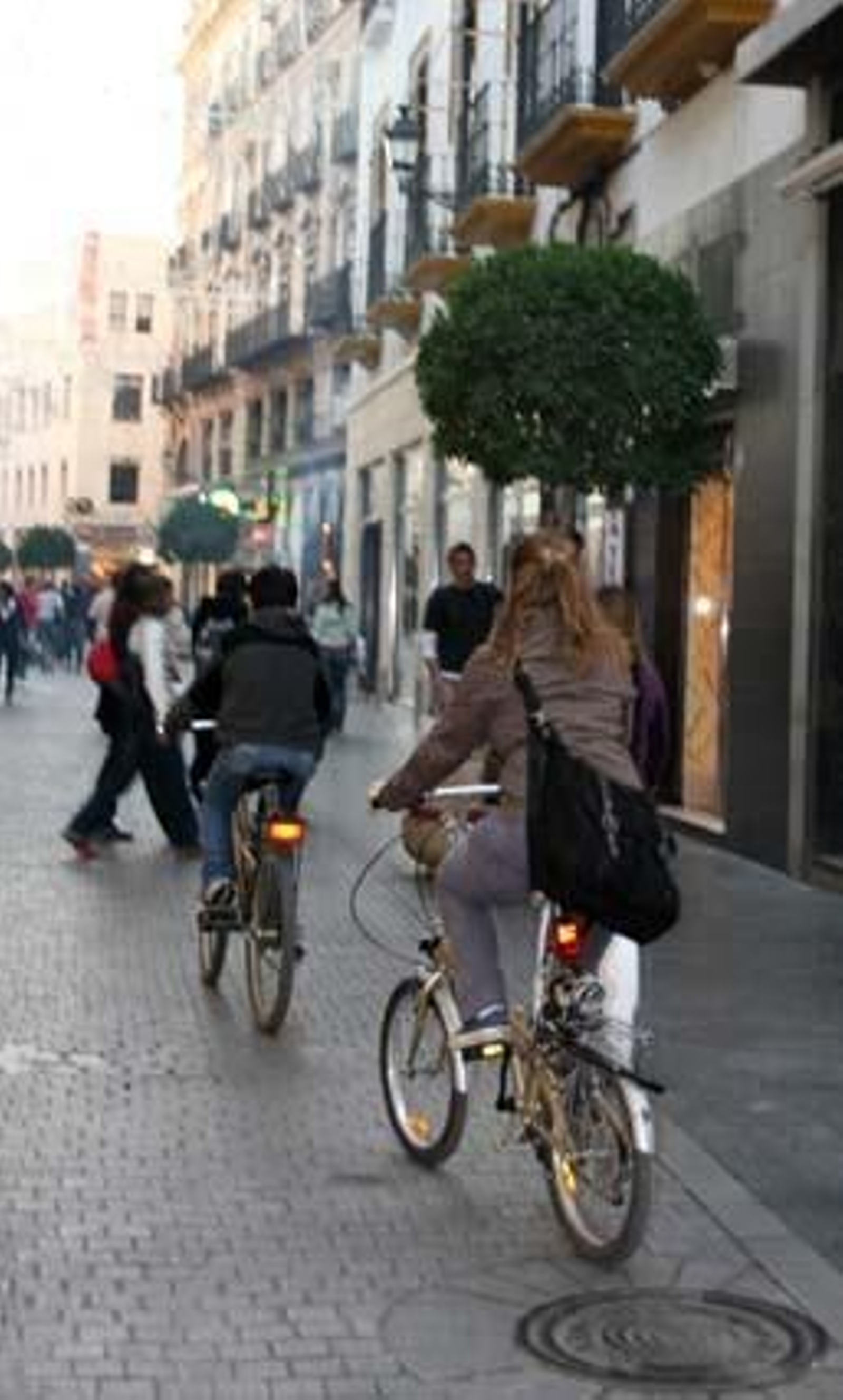 El Supremo avala el tránsito de bicis por las aceras y las zonas peatonales