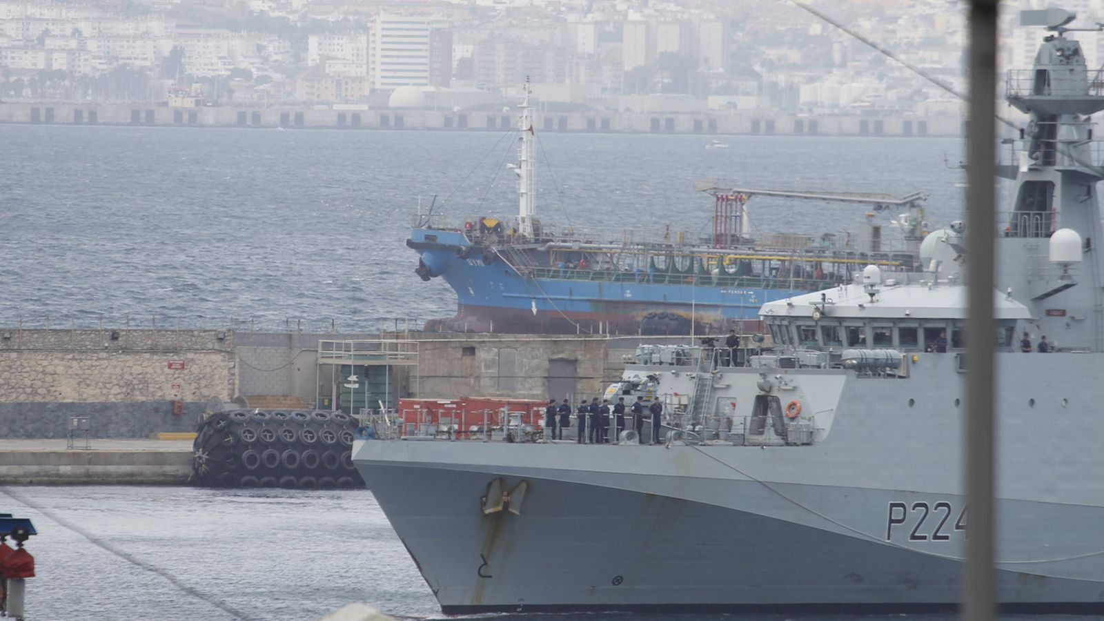 Las fotos del buque de guerra de la Royal Navy "HMS Trent" llegando a Gibraltar