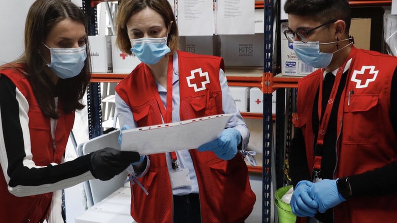 La reina Letizia visitando un centro de la Cruz Roja