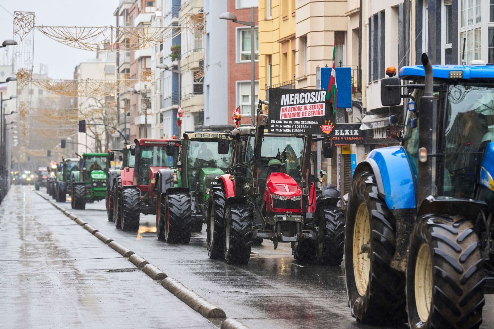Medio centenar de tractores se manifiestan en las calles de Vitoria este viernes