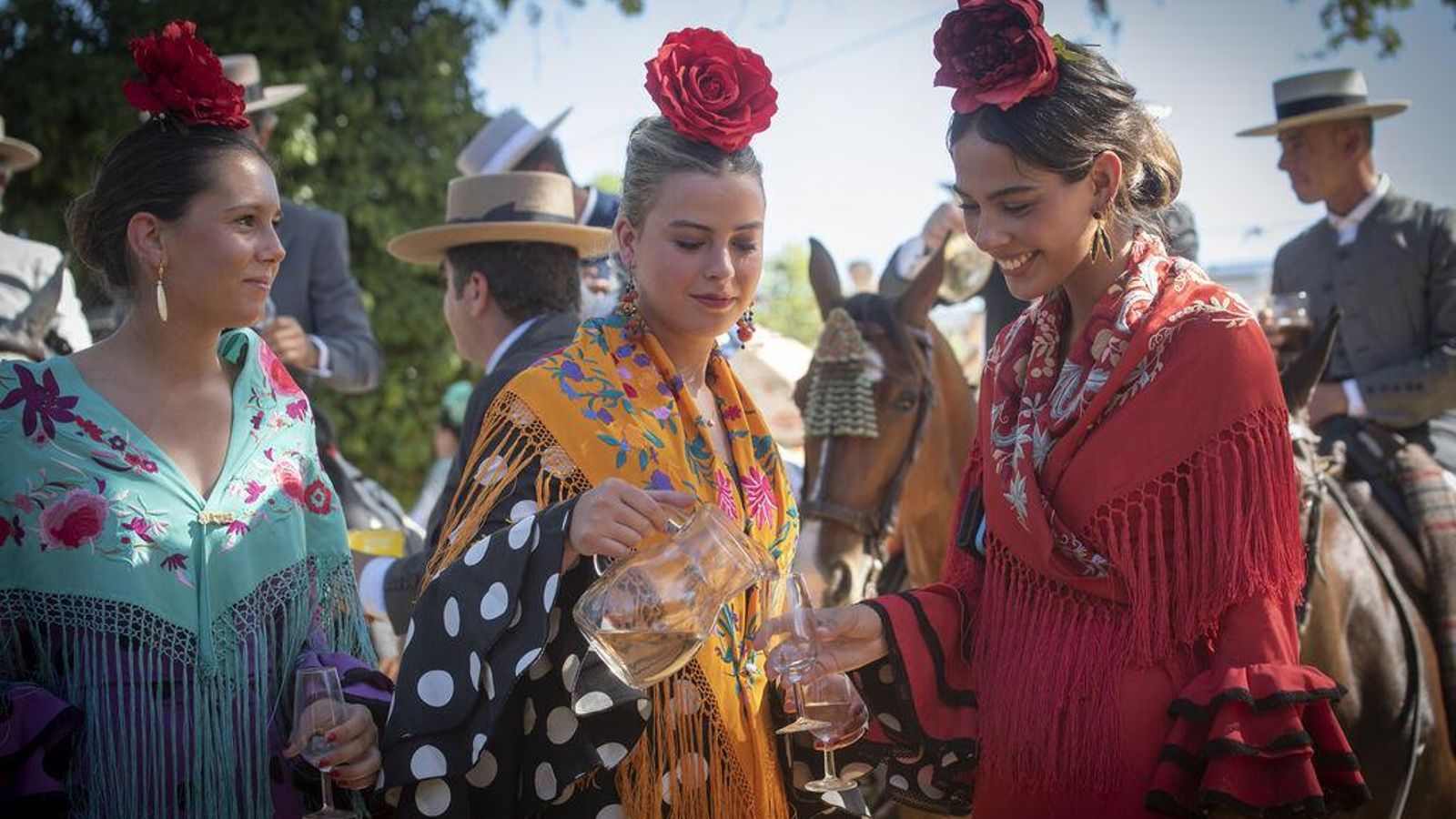 Un grupo de amigas se sirven rebujito en catavino