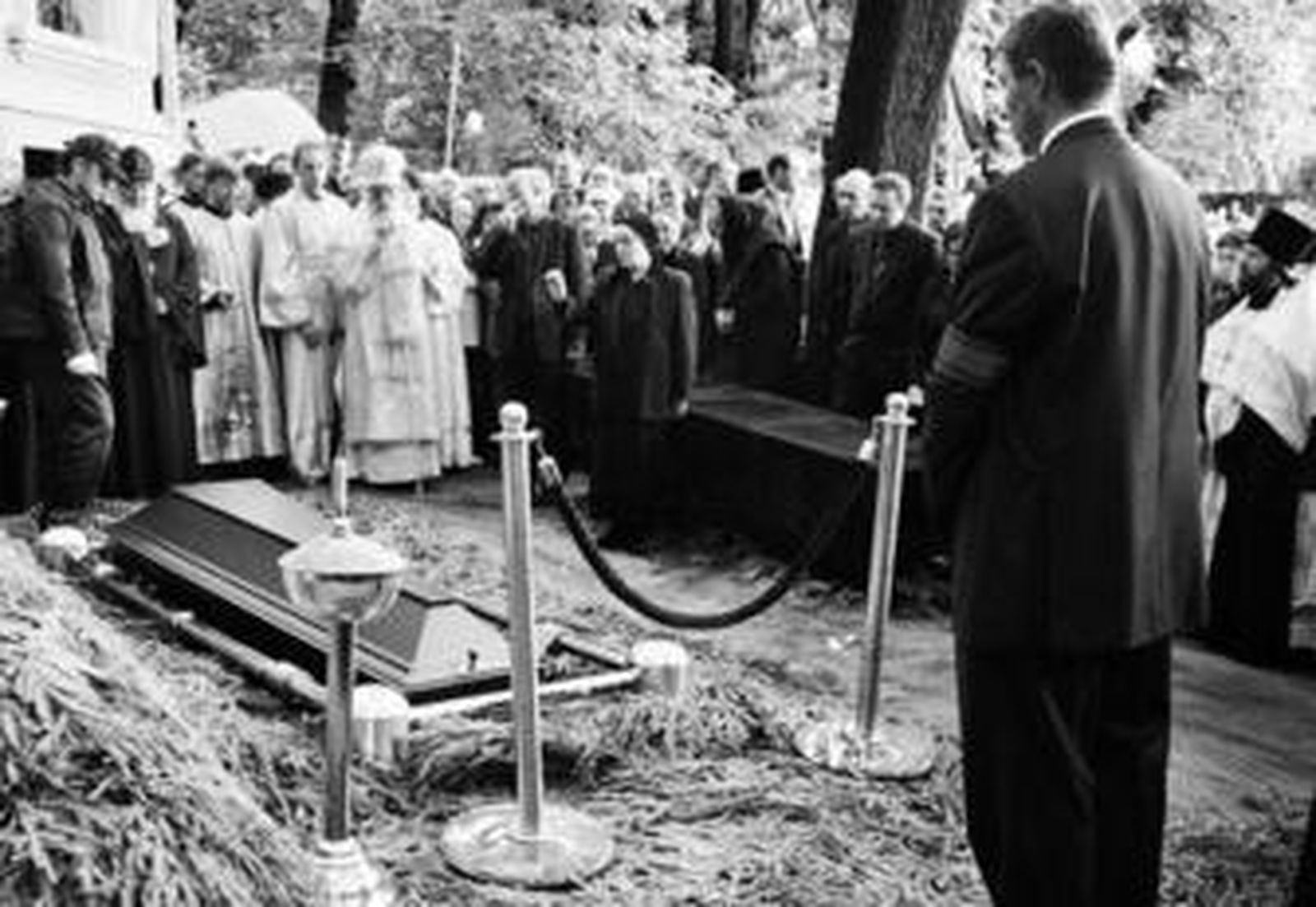 Autoridades políticas y eclesiásticas, artistas y ciudadanos dan su último adiós al escritor.