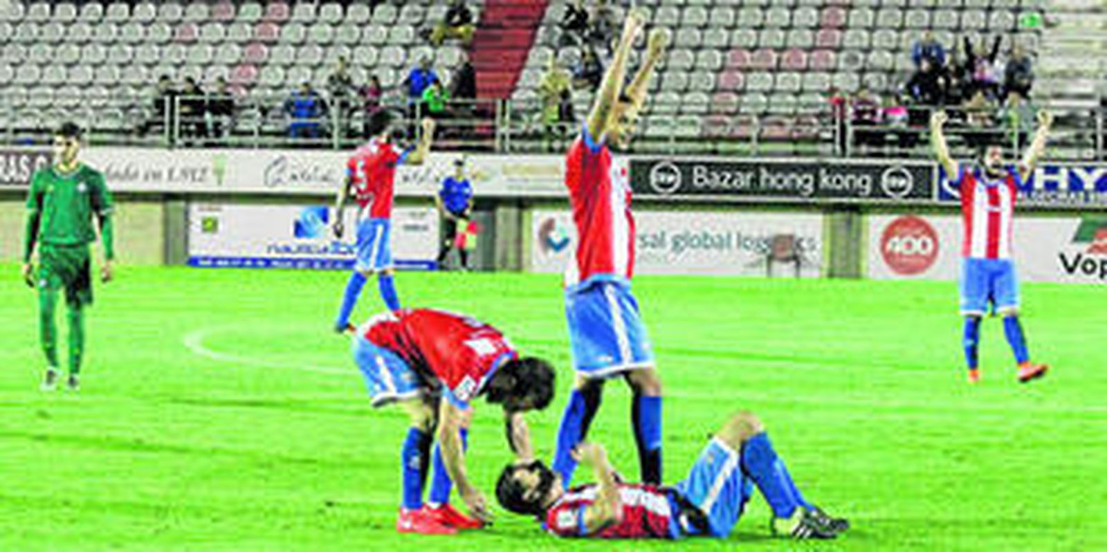 Los jugadores del Algeciras levantan los brazos tras el pitido final que certifica el 2-0, Máiquez, emocionado en el césped del Nuevo Mirador.
