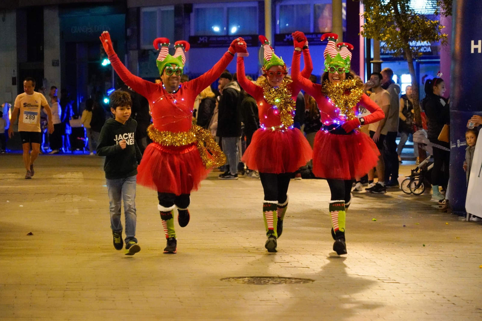 Las mejores imágenes de la carrera de San Silvestre en Huelva 2024