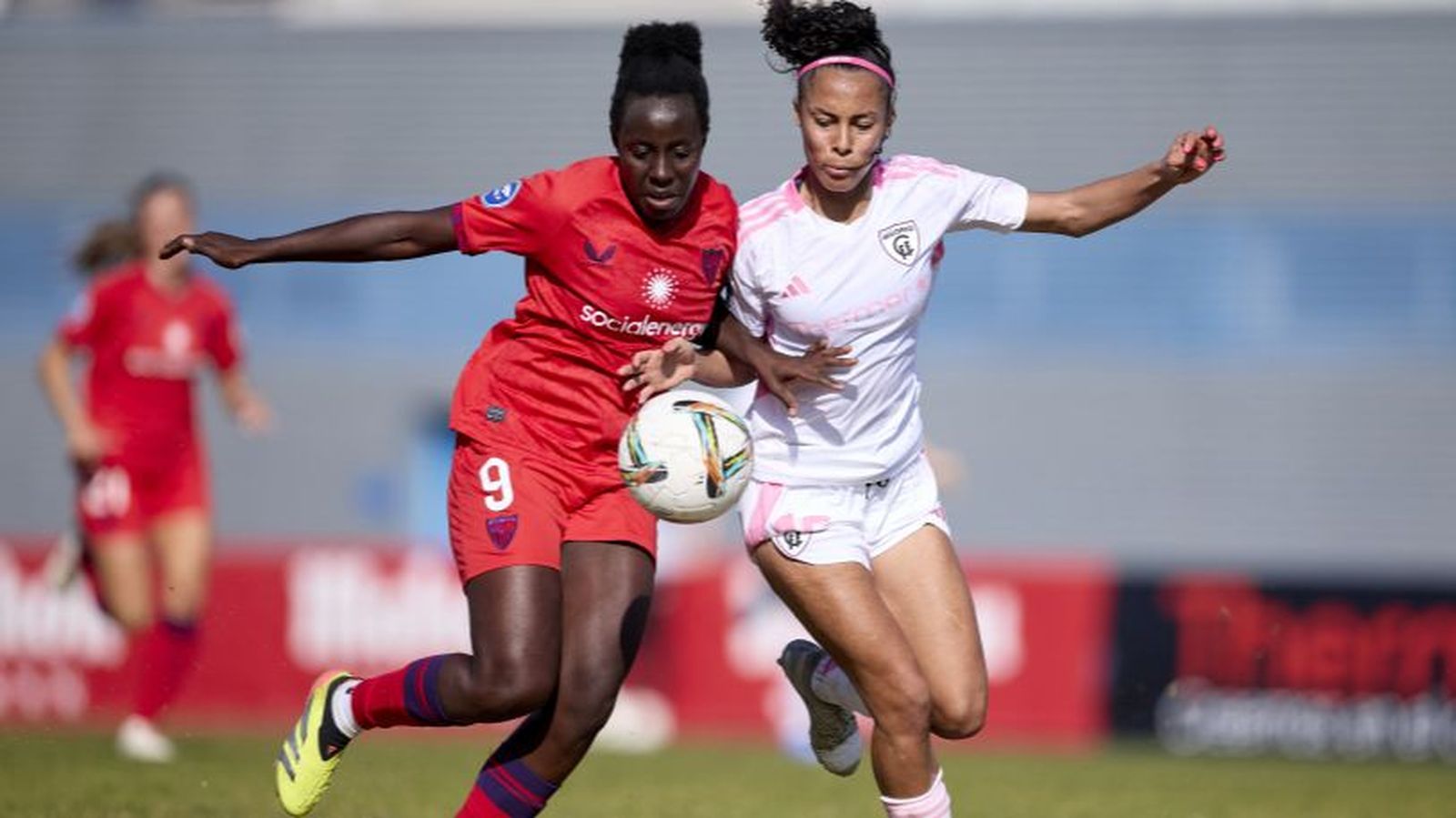 La sevillista Kanteh Cham pelea por la pelota.