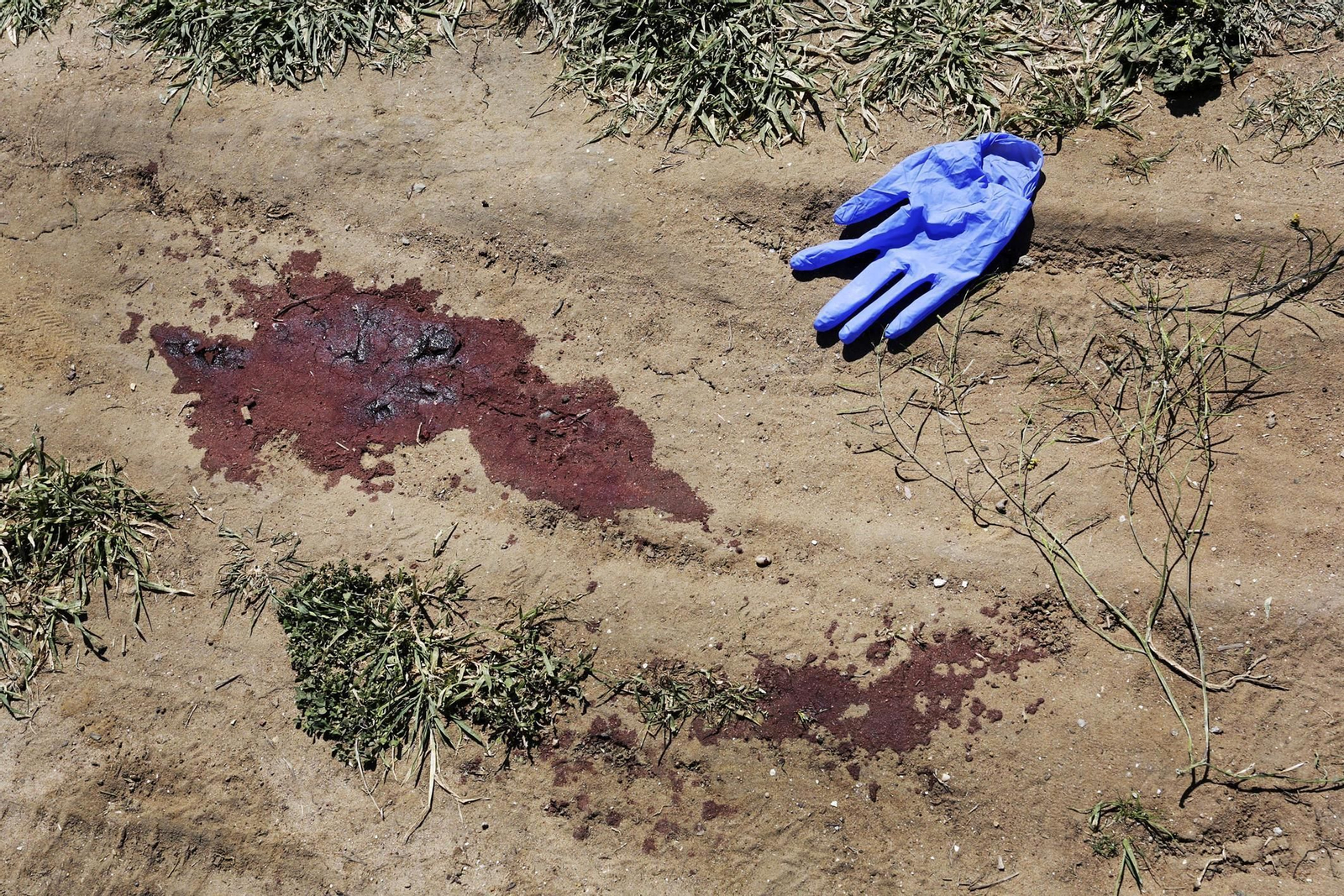 Un resto de sangre que quedó en el terreno tras el tiroteo.