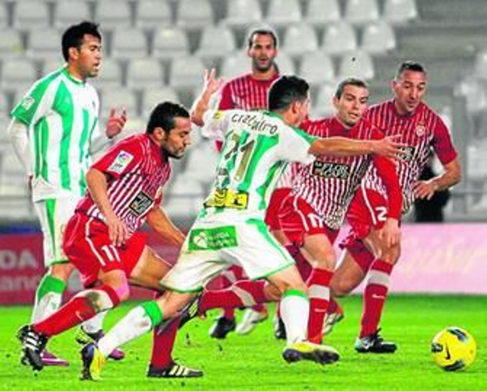 Moha comete penalti sobre Carlos Caballero en presencia de Patiño, Juanlu Hens, Migue y Dani Tortolero, éste al fondo.