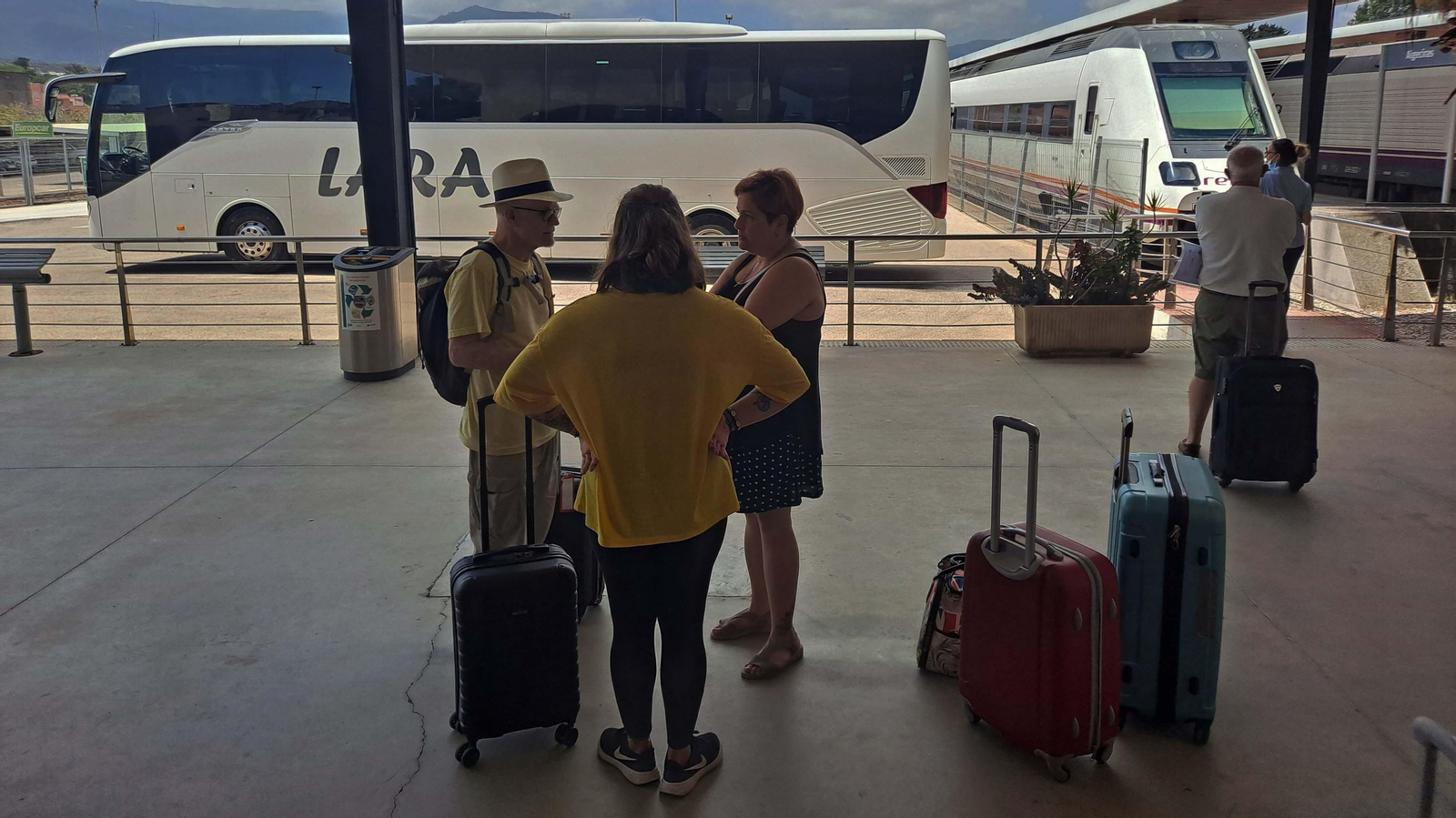Fotos del primer día del servicio de autobuses de Renfe en la conexión Algeciras - Madrid