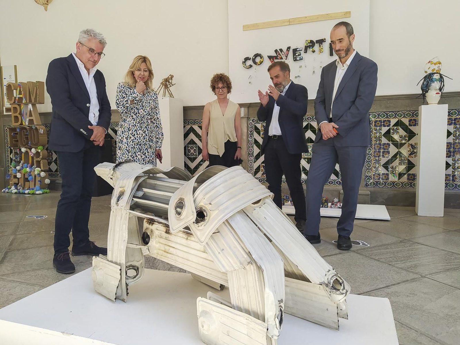 El patio del Ayuntamiento de Granada se 'recicla' en galería de arte con la nueva edición de 'Re-Crea'