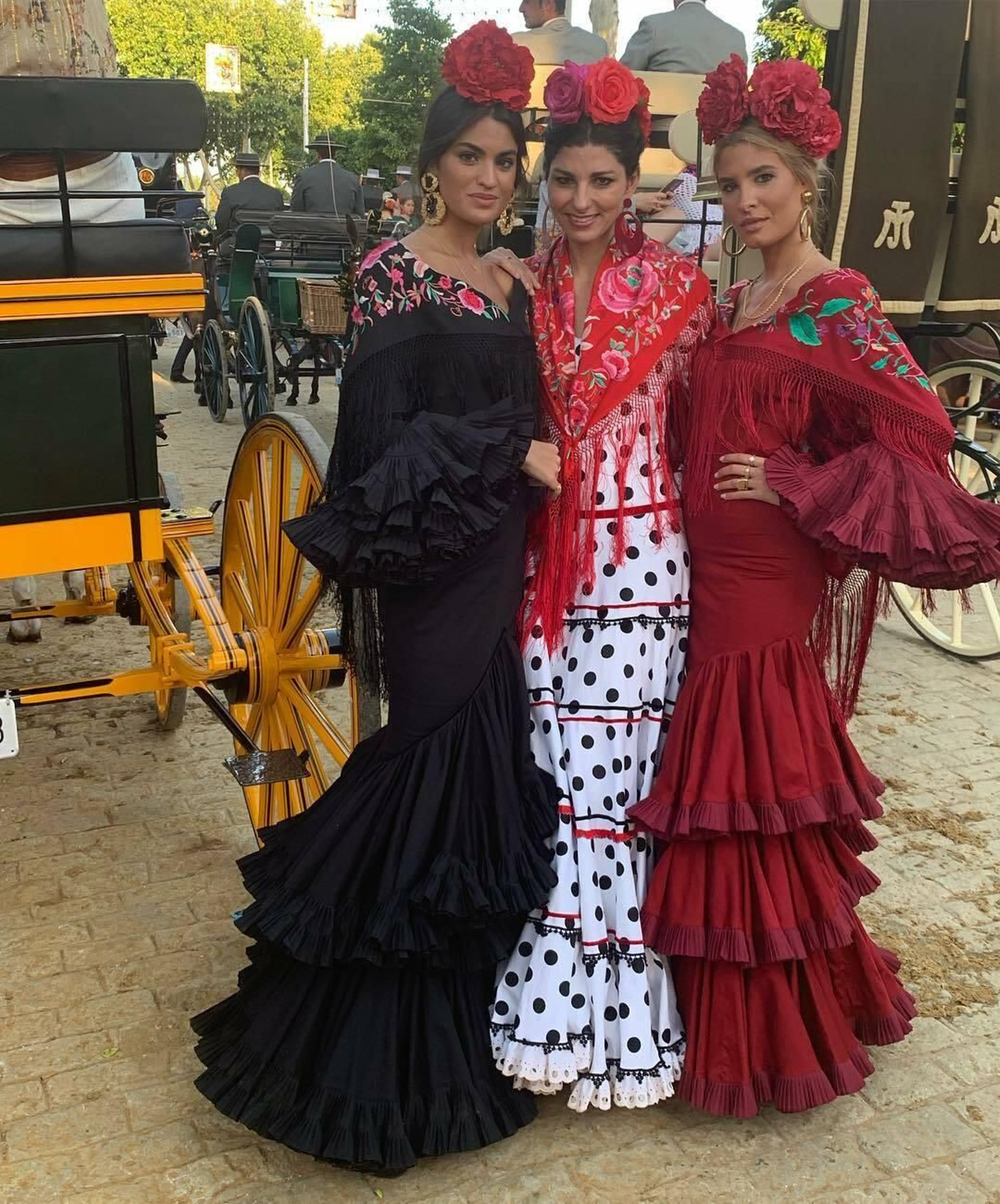 La diseñadora Rocío Peralta junto a Marta Lozano y Teresa Andrés en la Feria de Sevilla