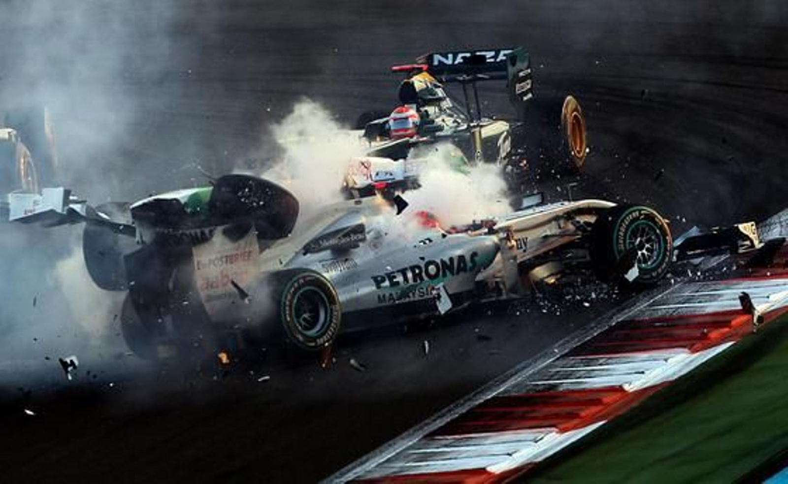 El Force India de Liuzzi impacta contra el Mercedes de Schumacher en Abu Dhabi.

Foto: AFP Photo