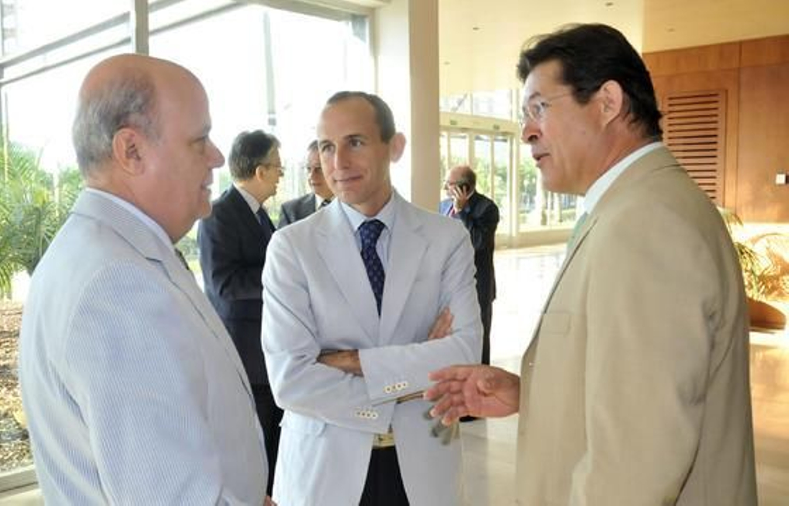 Carlos Villalobos con Manuel Moyano, consejero delegado de  Bogaris, y Diego Rojas, director general de Montajes RV.


Foto: Juan Carlos Vázquez