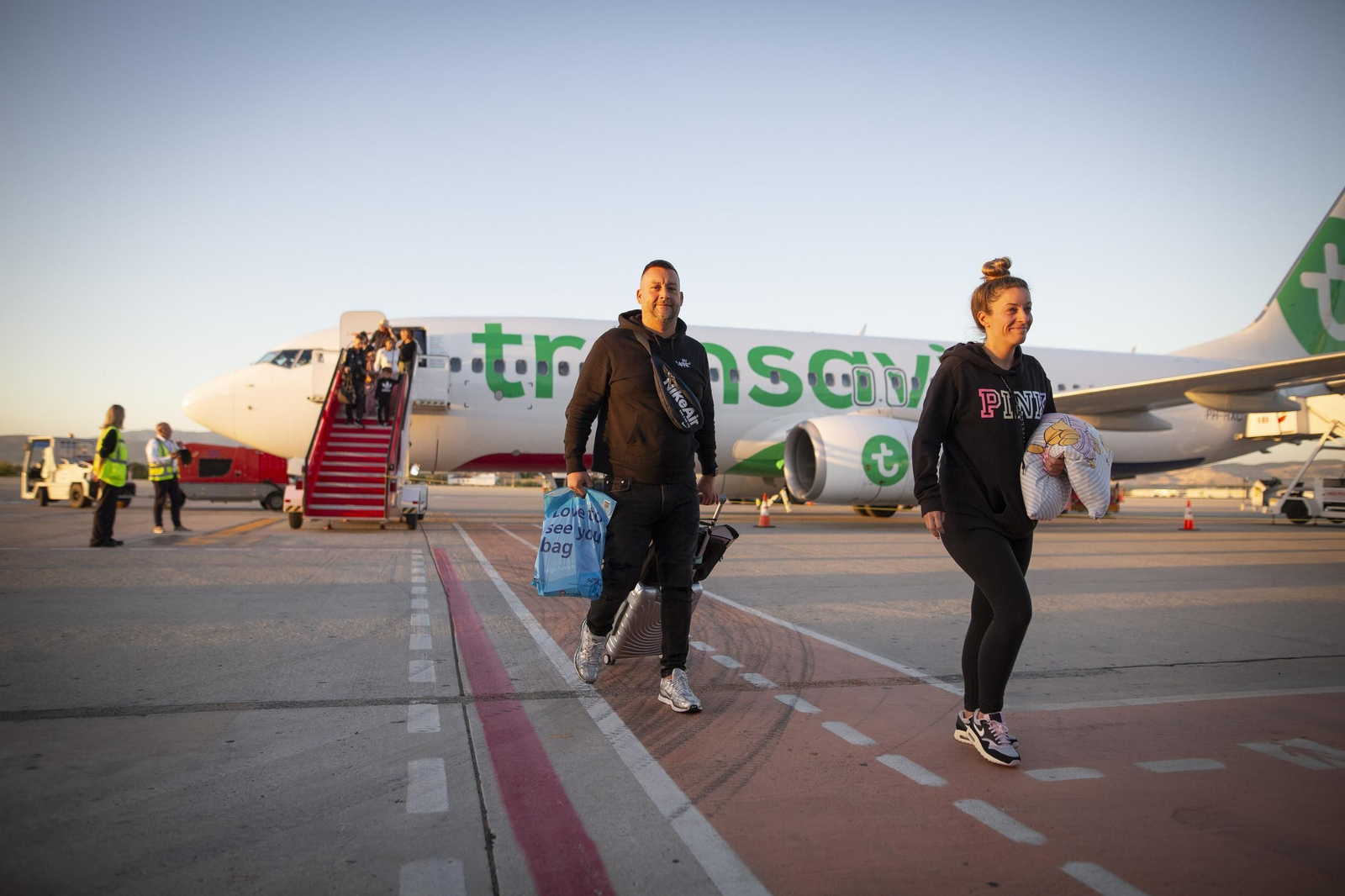 Pasajeros bajando en el Aeropuerto de Granada de un vuelo procedente de Ámsterdam