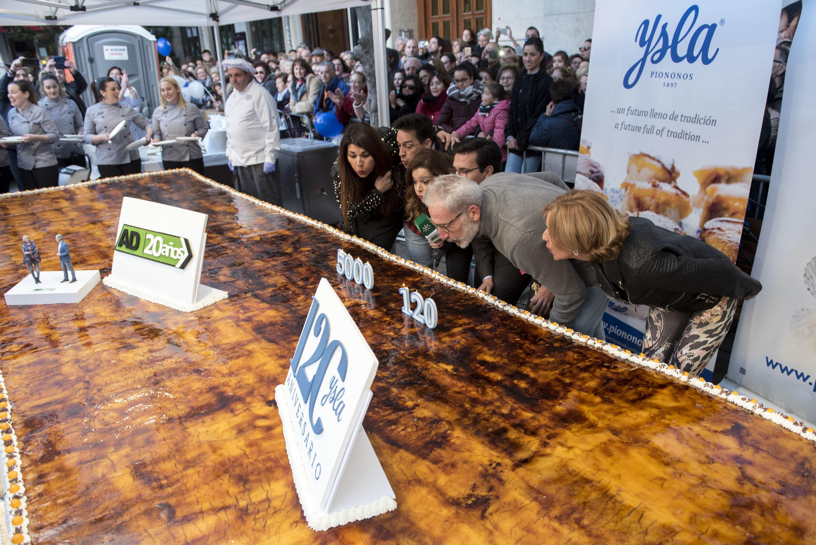Las imágenes de la tarta de piononos más grande del mundo