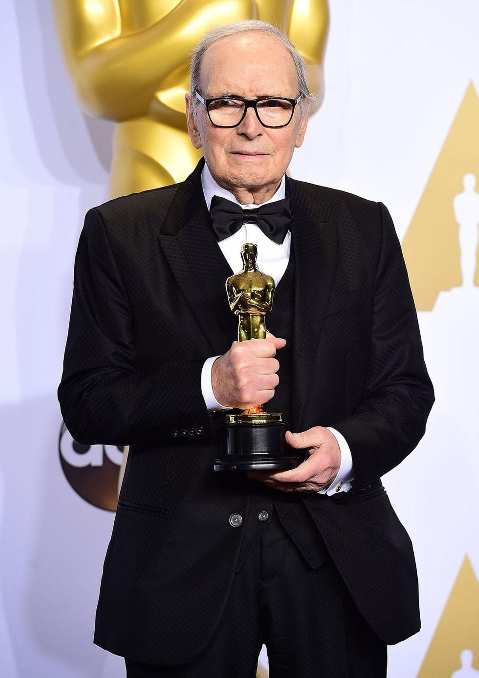 Ennio Morricone recibe el Oscar por su trabajo en "Los odiosos ocho"