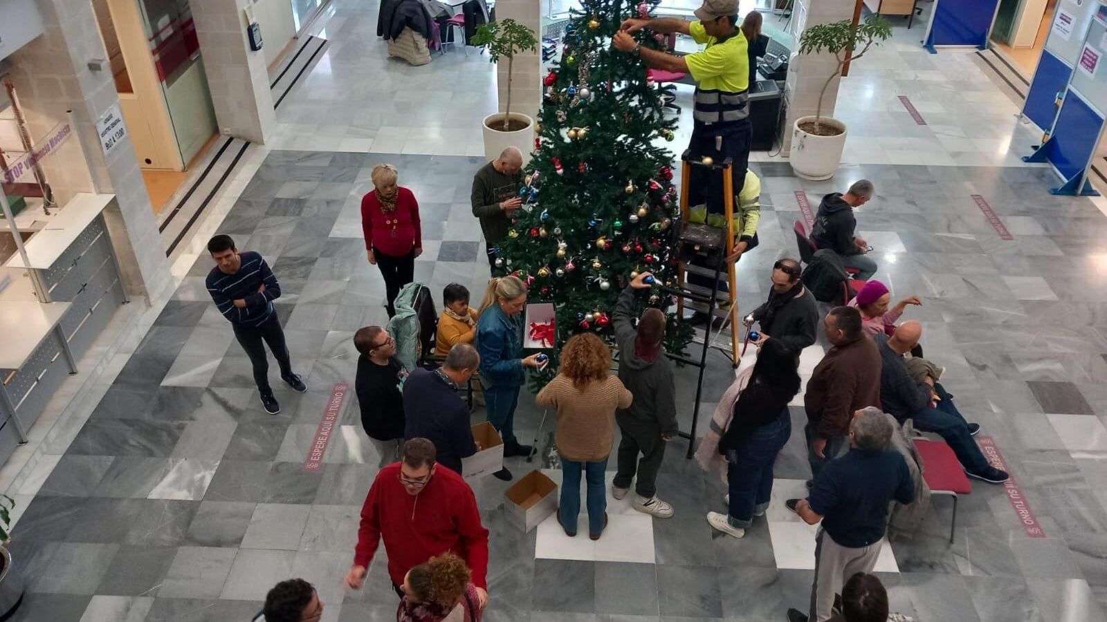 Usuarios de Asprodeme decoran el árbol de Navidad del CAM