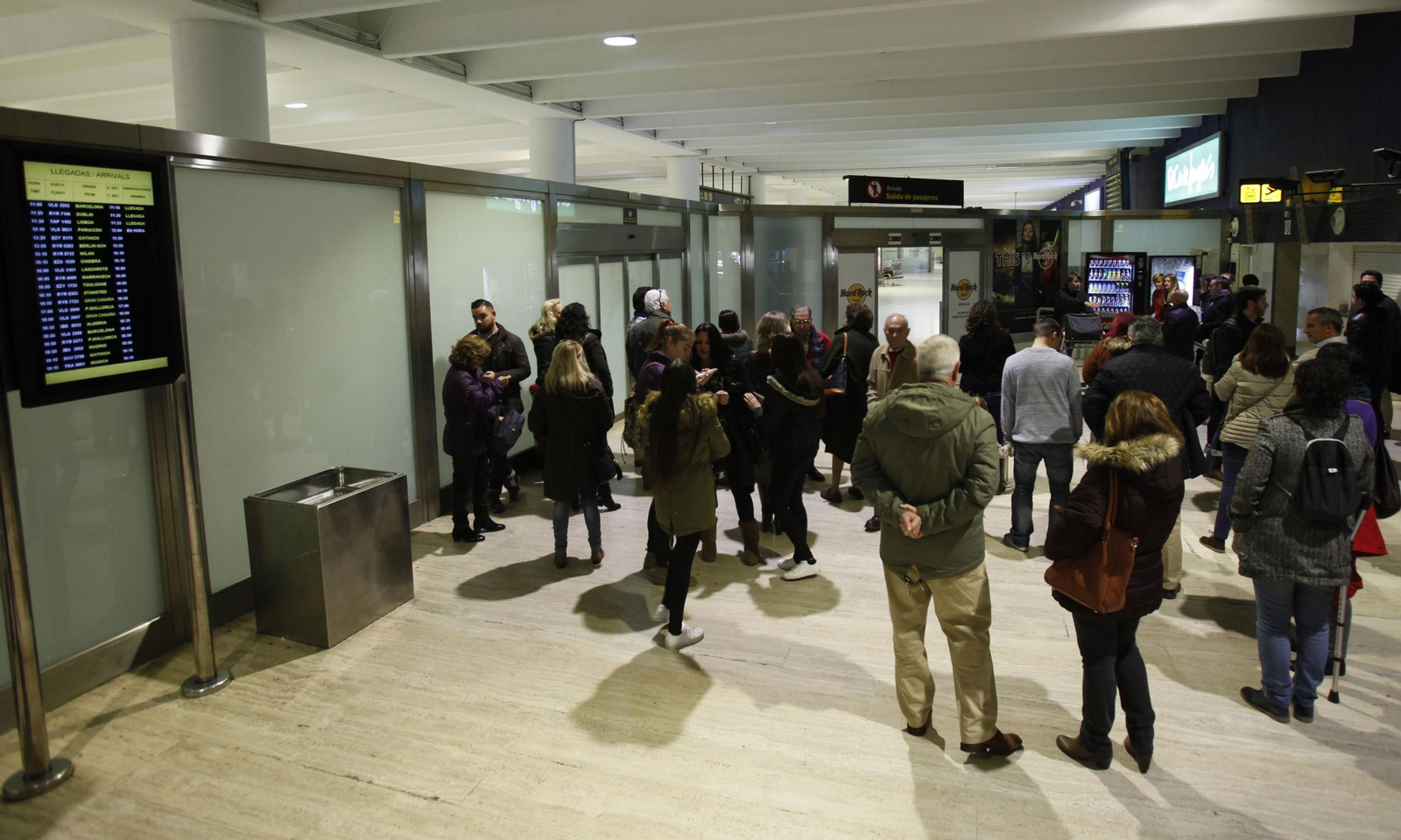 Varias personas esperan a pasajeros en el vestíbulo de llegadas del aeropuerto de San Pablo.