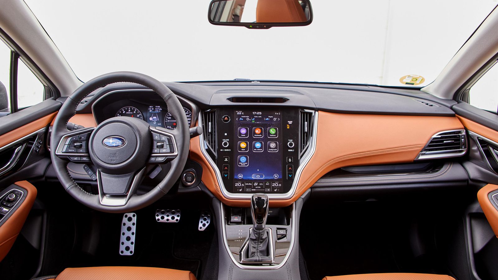 Las cámaras que vigilan al conductor están en la ranura situada sobre la nueva pantalla multifunción. El Outback no tiene navegador en ninguna de sus versiones. La sensación de calidad, notable.