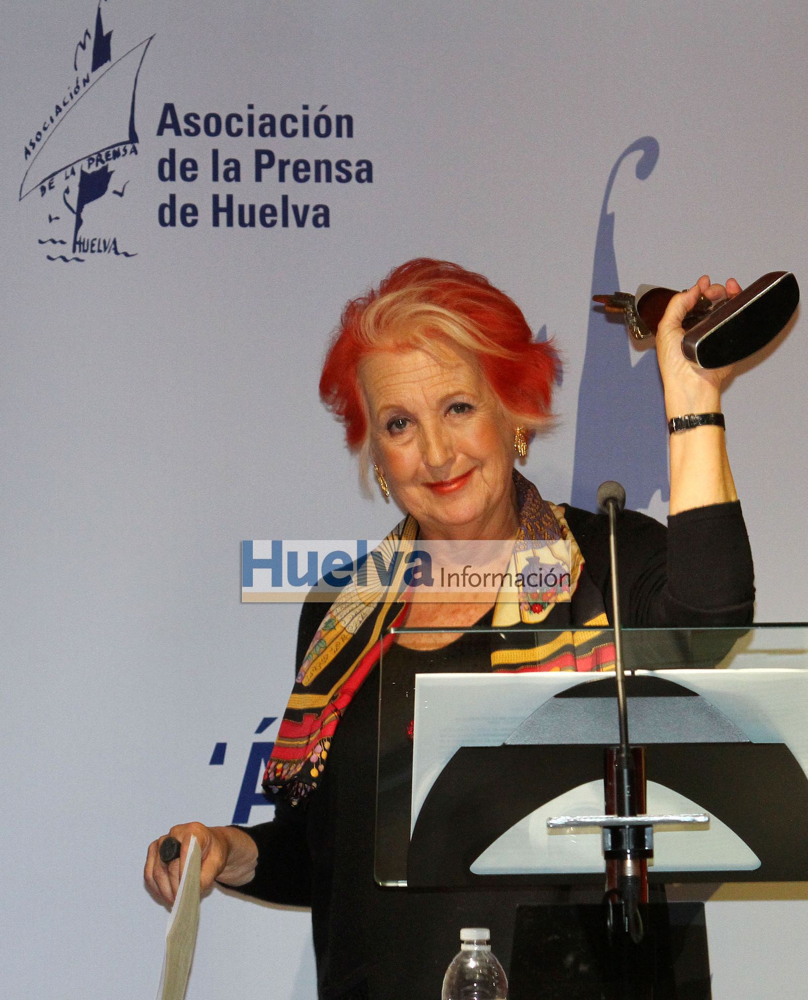 Imágenes de Mª Rosa Calaf recibiendo en premio Ángel Serradilla