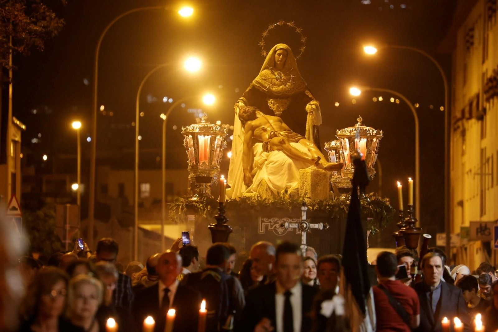 La procesión del Traslado al Sepulcro de Córdoba en este Sábado de Pasión, en imágenes