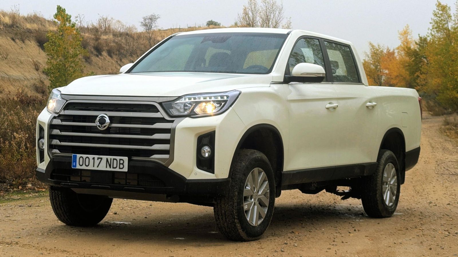 Los paquetes Profesional del KGM Musso complementan las aptitudes off-road de este pick-up añadiendo, como elemento básico, un kit de elevación que, en el caso más extremo pueden suponer cambios de amortiguadores.