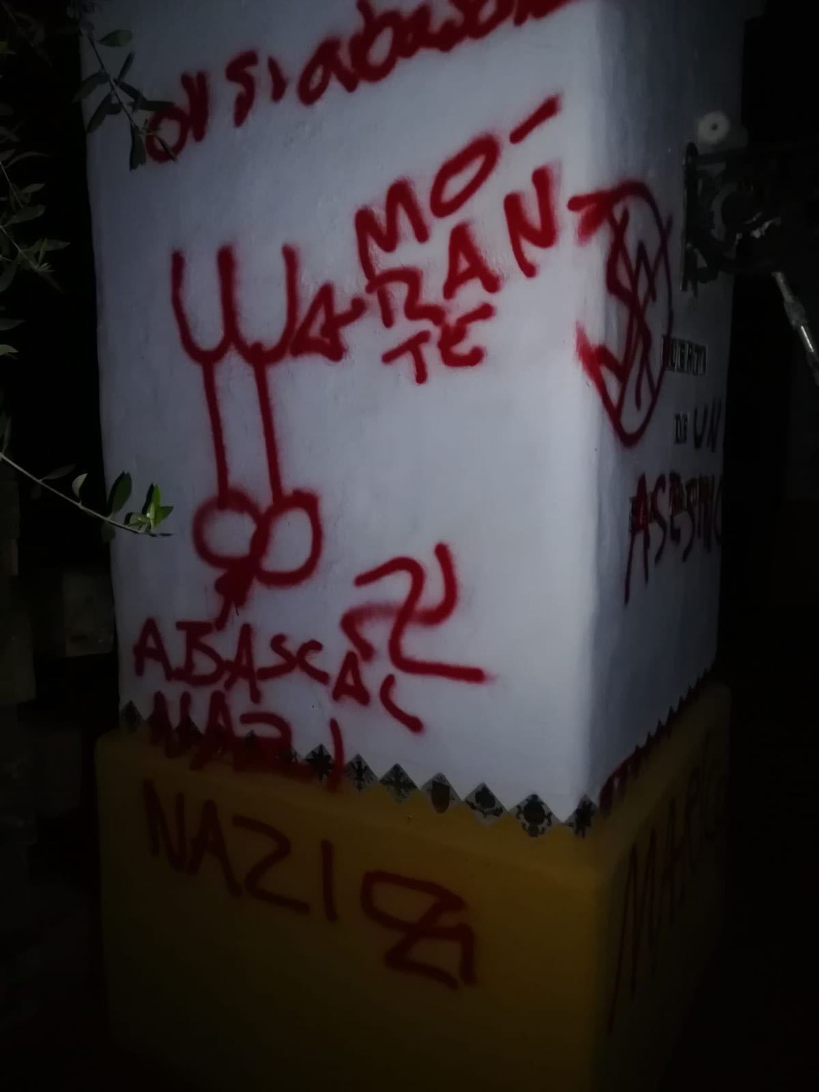 Pintadas de amenaza en la casa de Morante de la Puebla.