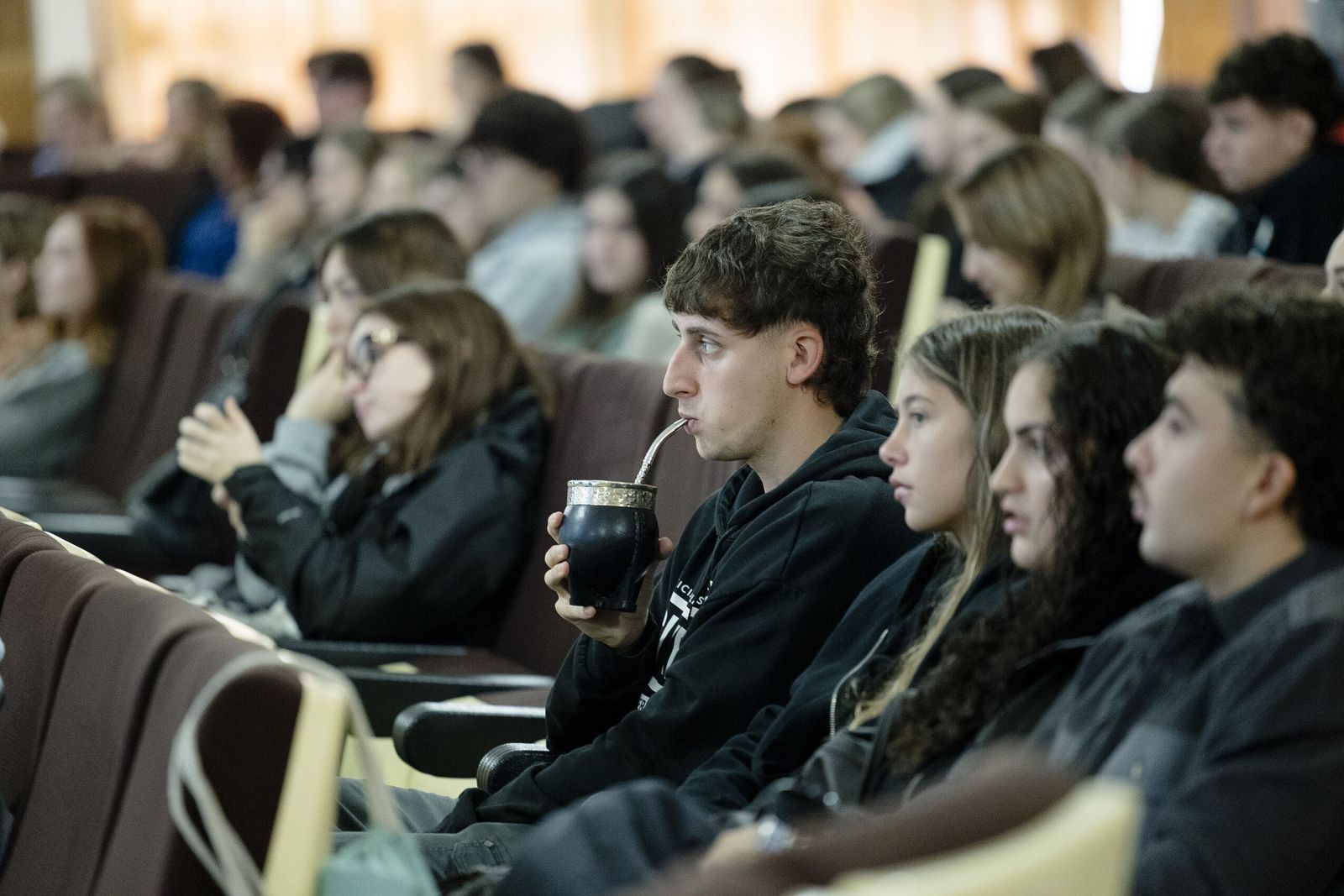 Alumnos recién llegados a la UCA, ayer, en el Aula Magna de la Facultad de Filosofía y Letras.
