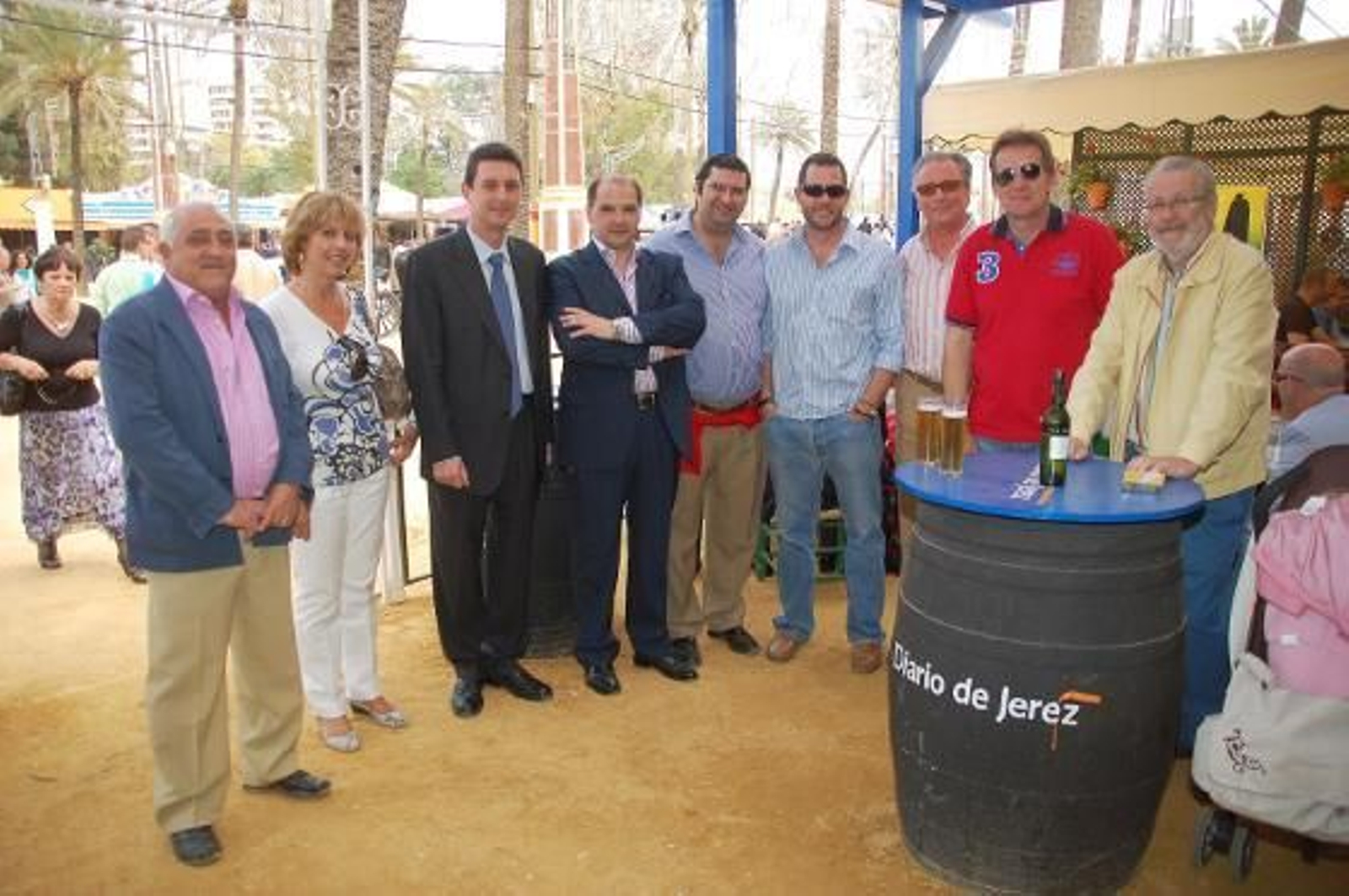 Bernd Schuster, acompañado de José Manuel Calvo, Joaquín Pérez Tabernero, Manuel Estévez, Julián Azcuitia, Antonio Cala, Pepe Tejero y Fuencisla, de la ‘Peña Xerecista Bernd Shuster’,  que posaron junto a Miguel Berraquero, gerente de Diario de Jerez.

Foto: Manu Garcia