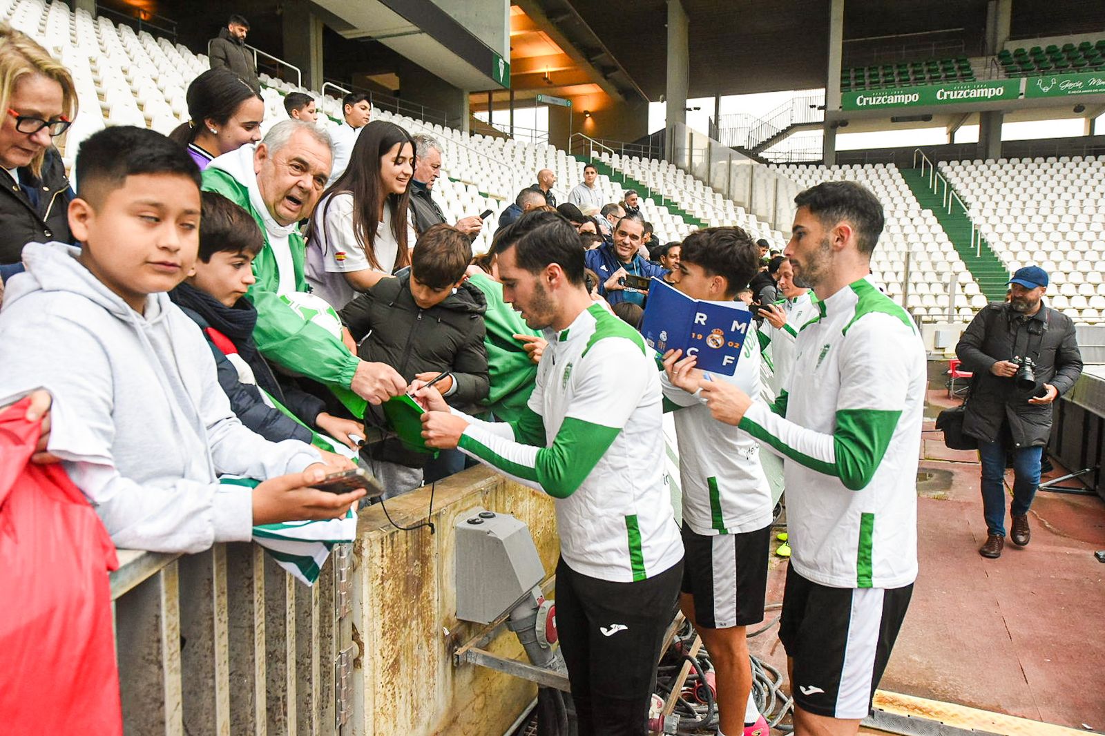 El Córdoba CF se deja querer por su afición en el Día de Año Nuevo: las fotos del entrenamiento de puertas abiertas