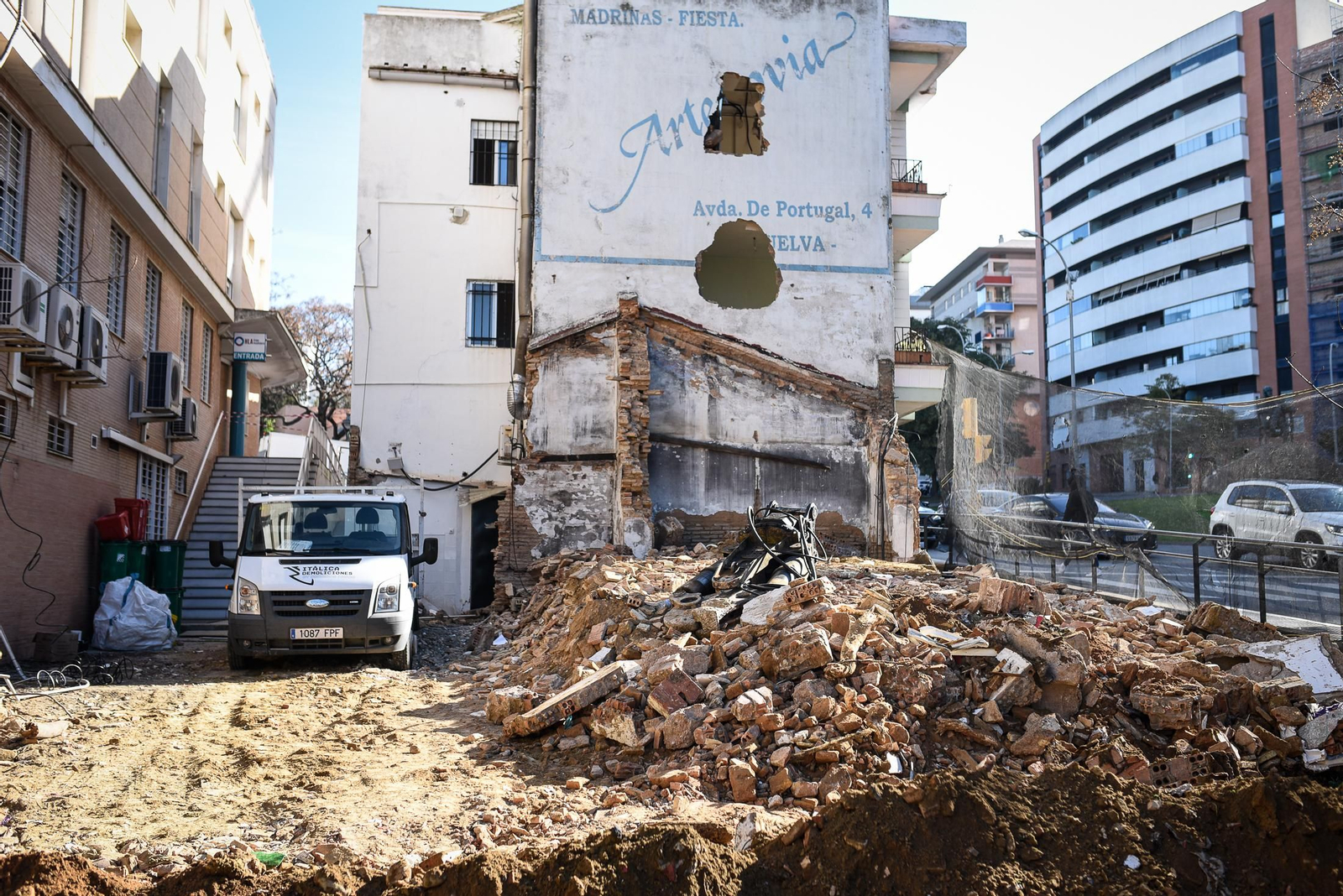 Imágenes de la demolición de una vivienda en la calle Menéndez Pidal