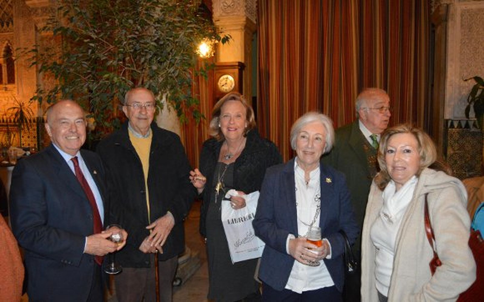 Jaime Rocha, Joaquín Beltrán, Ana del Corral, Mamen Bensusan y Margara de Clara durante el cóctel celebrado en el patio del Casino Gaditano.

Foto: Ignacio Casas de Ciria