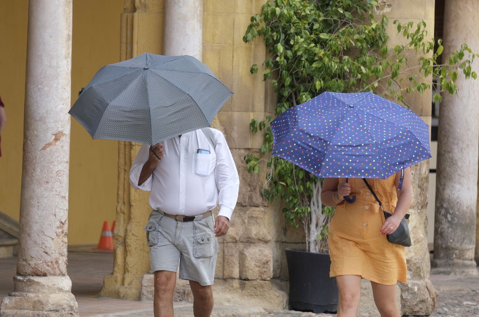 El calor vacía las calles de Córdoba en una jornada de 45 grados, en imágenes