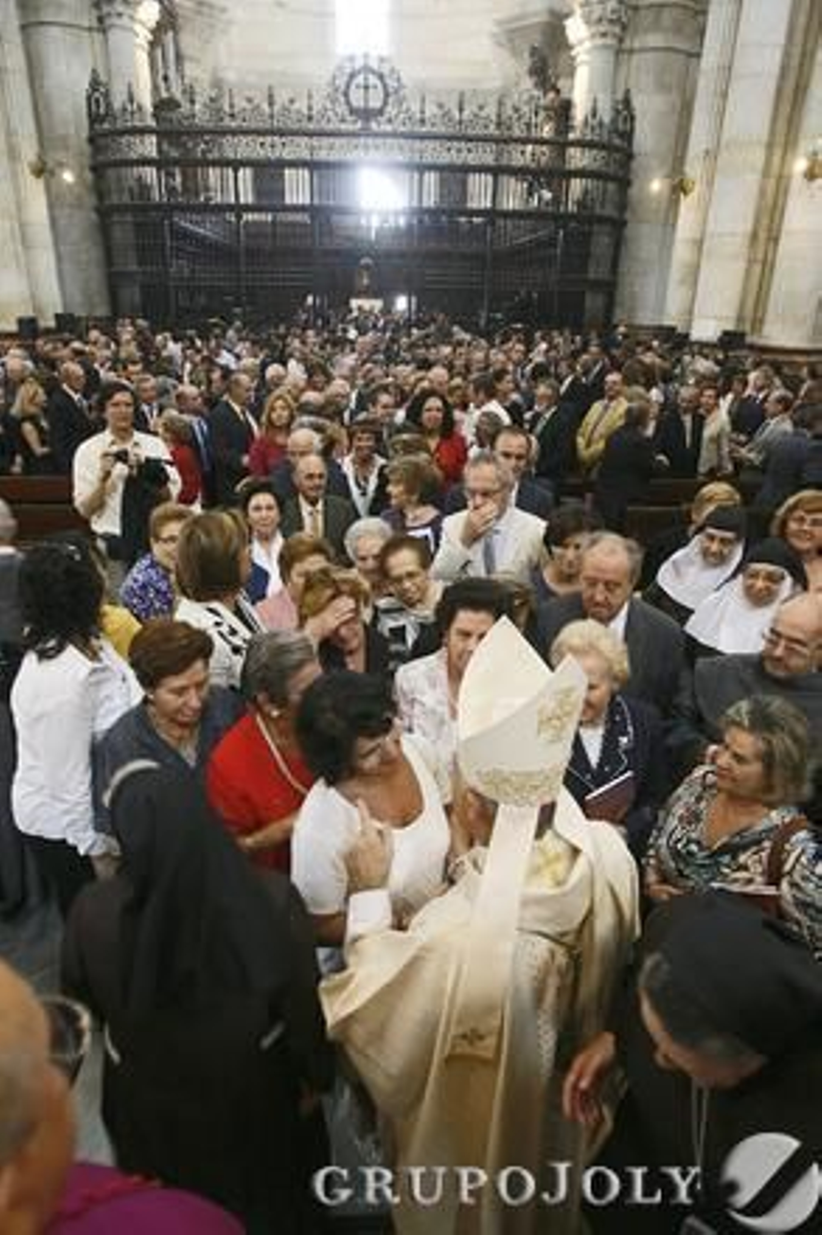 Imágenes de la toma de posesión del nuevo obispo de Cádiz y Ceuta, Rafael Zornoza Boy, en la Catedral de Cádiz.

Foto: Lourdes de Vicente - Joaquin Pino