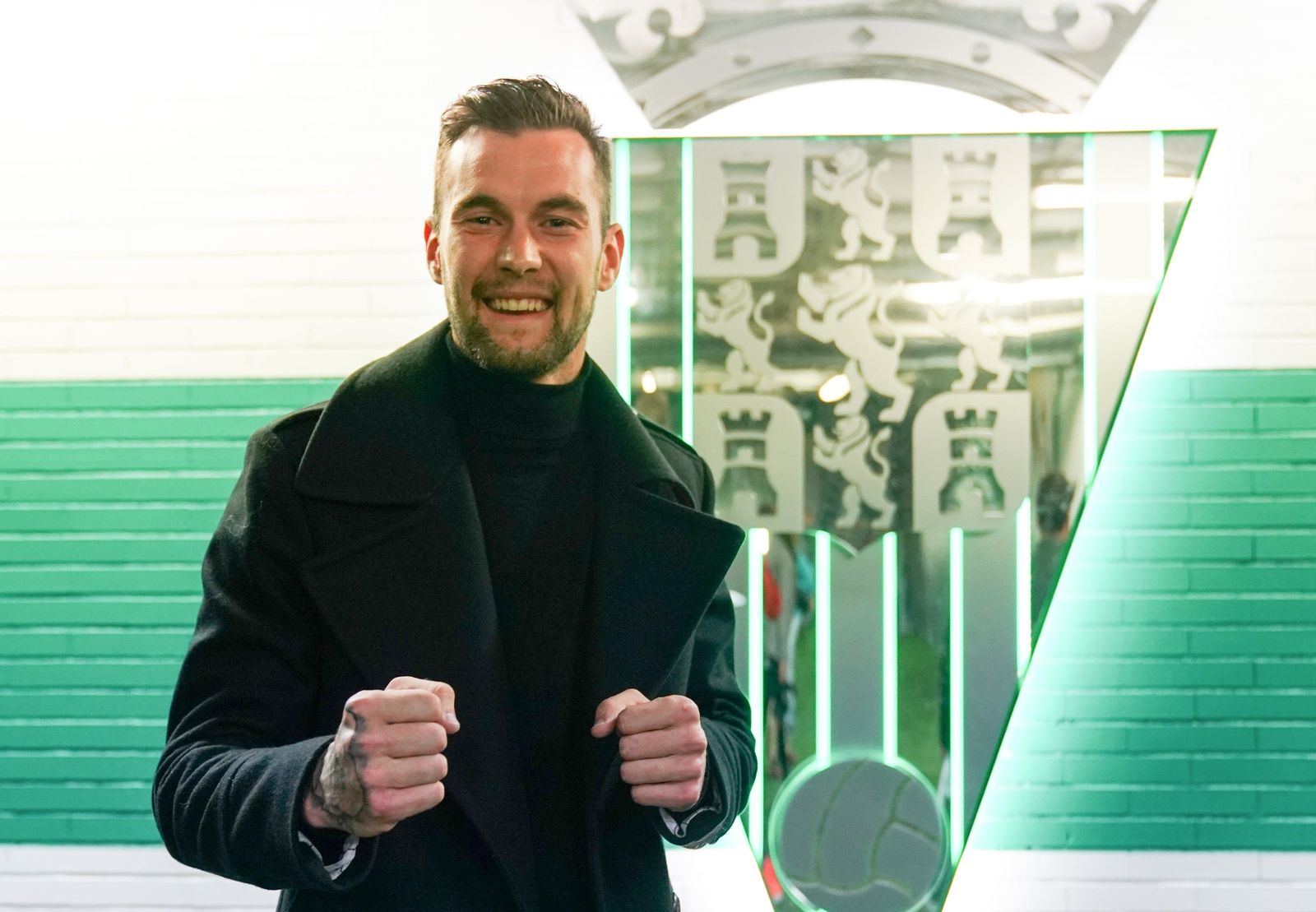 El delantero ex cadista cierra sus puños ante un escudo del Córdoba.