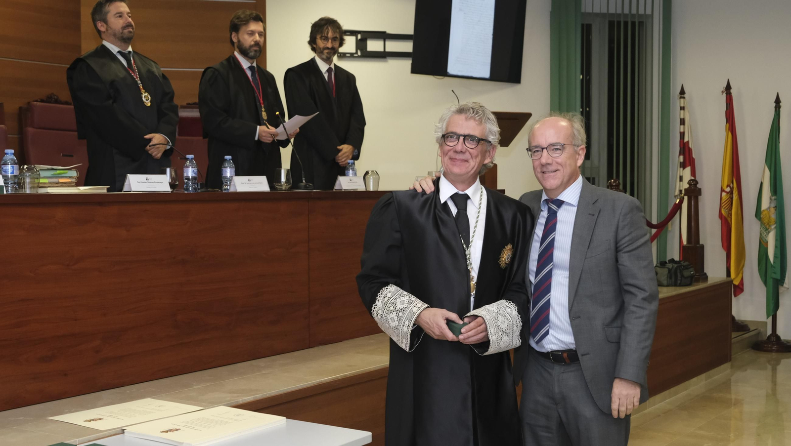 Entrega de insignias de 25 años de colegiado en el Colegio de Abogados de Almería, en imágenes