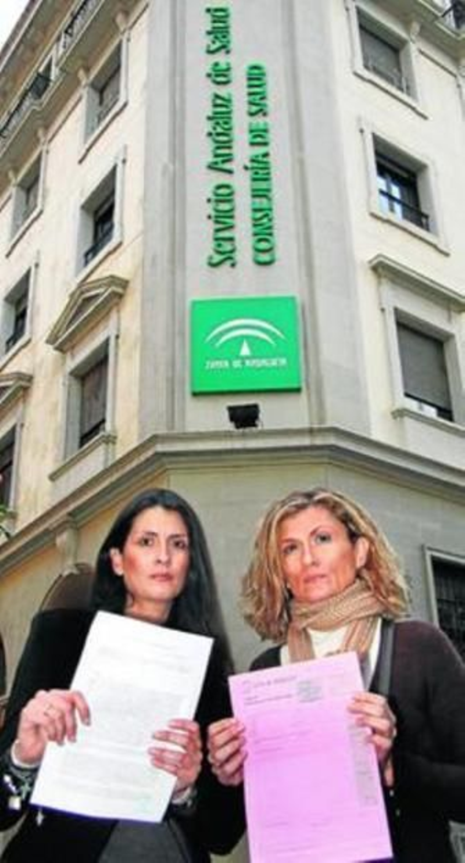 Las hermanas Ángeles y Ana Blanco muestran la denuncia.