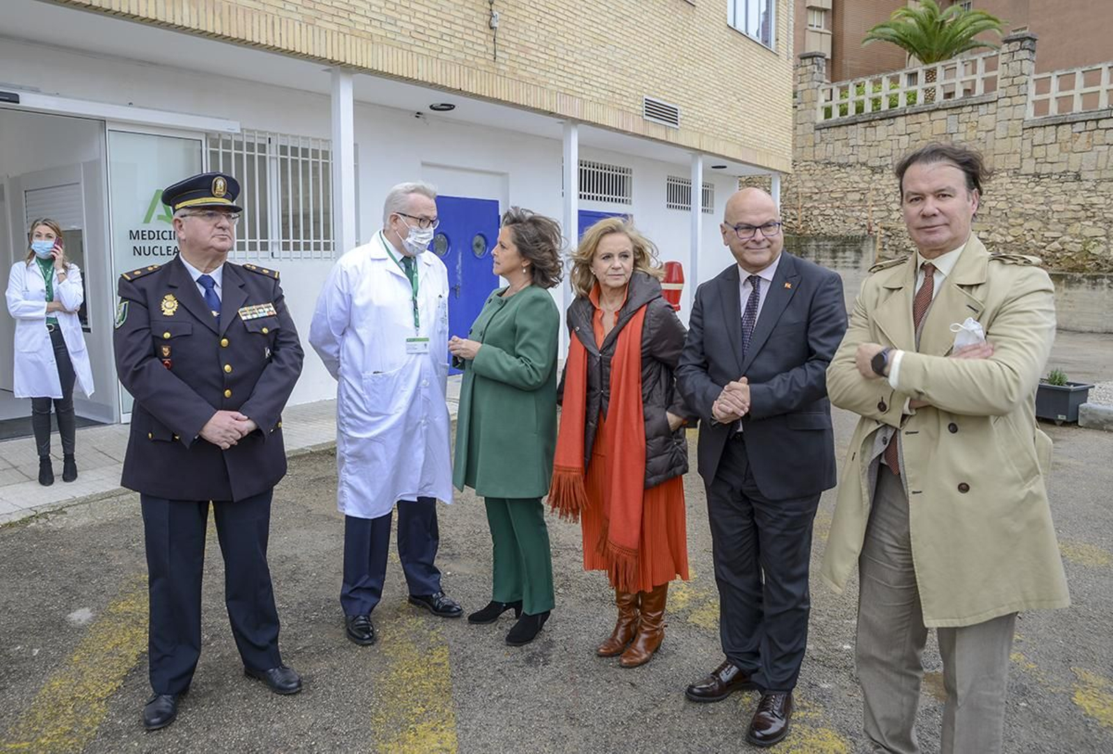 Juanma Moreno visita el nuevo PET-TAC y las dos gammacámaras del Hospital Universitario de Jaén