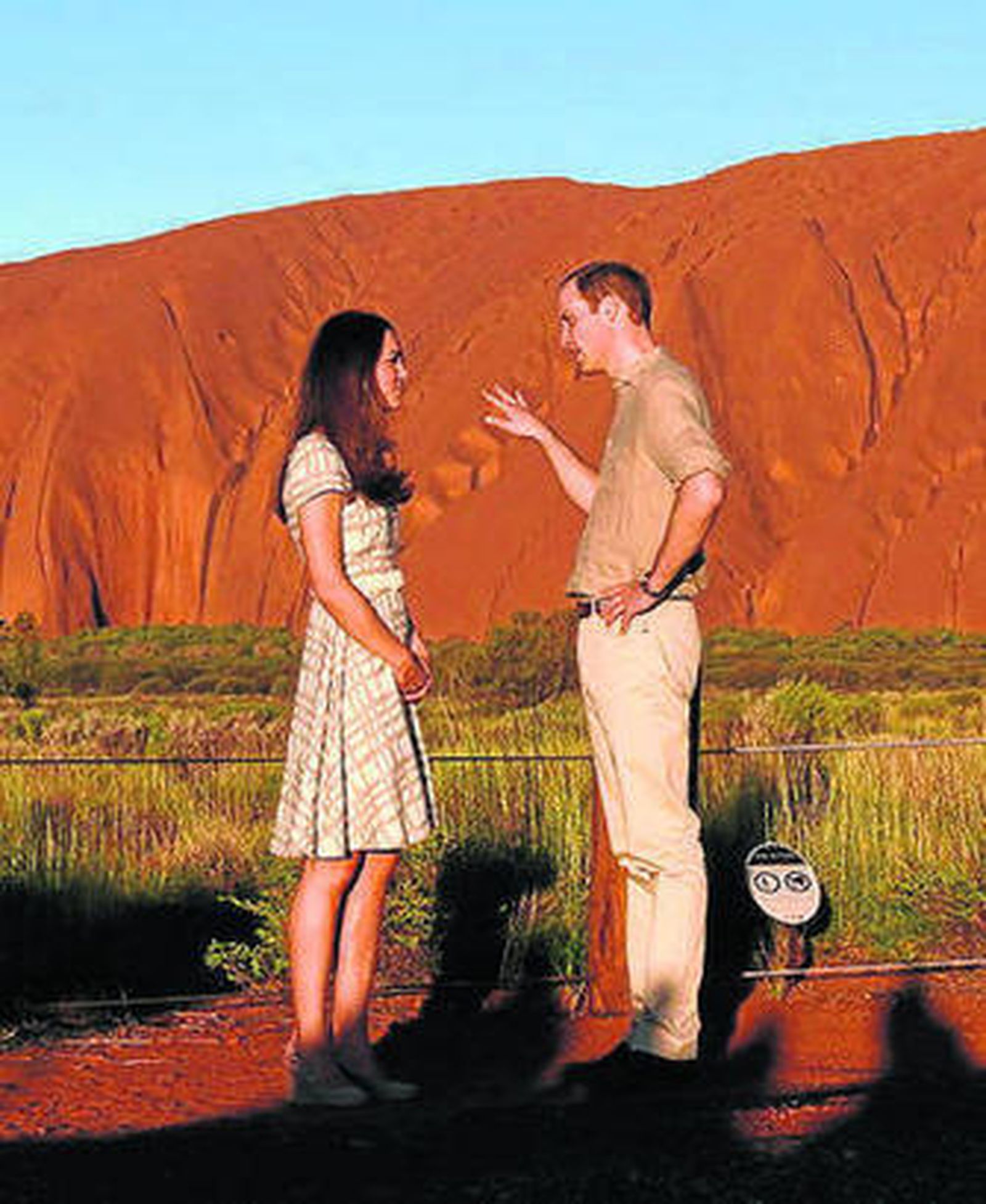 Guillermo y Catalina (i.) y al lado foto del viaje oficial de Carlos y Diana, como dos gotas de agua.