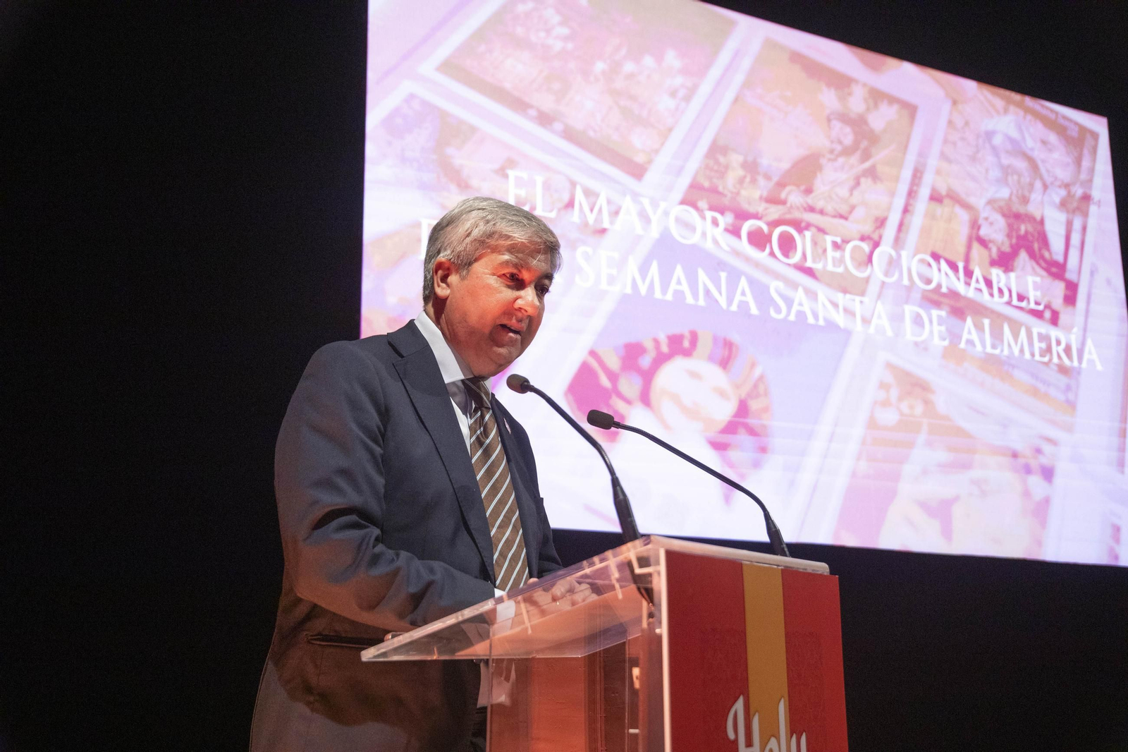 Imágenes de la presentación de las Holy Cards