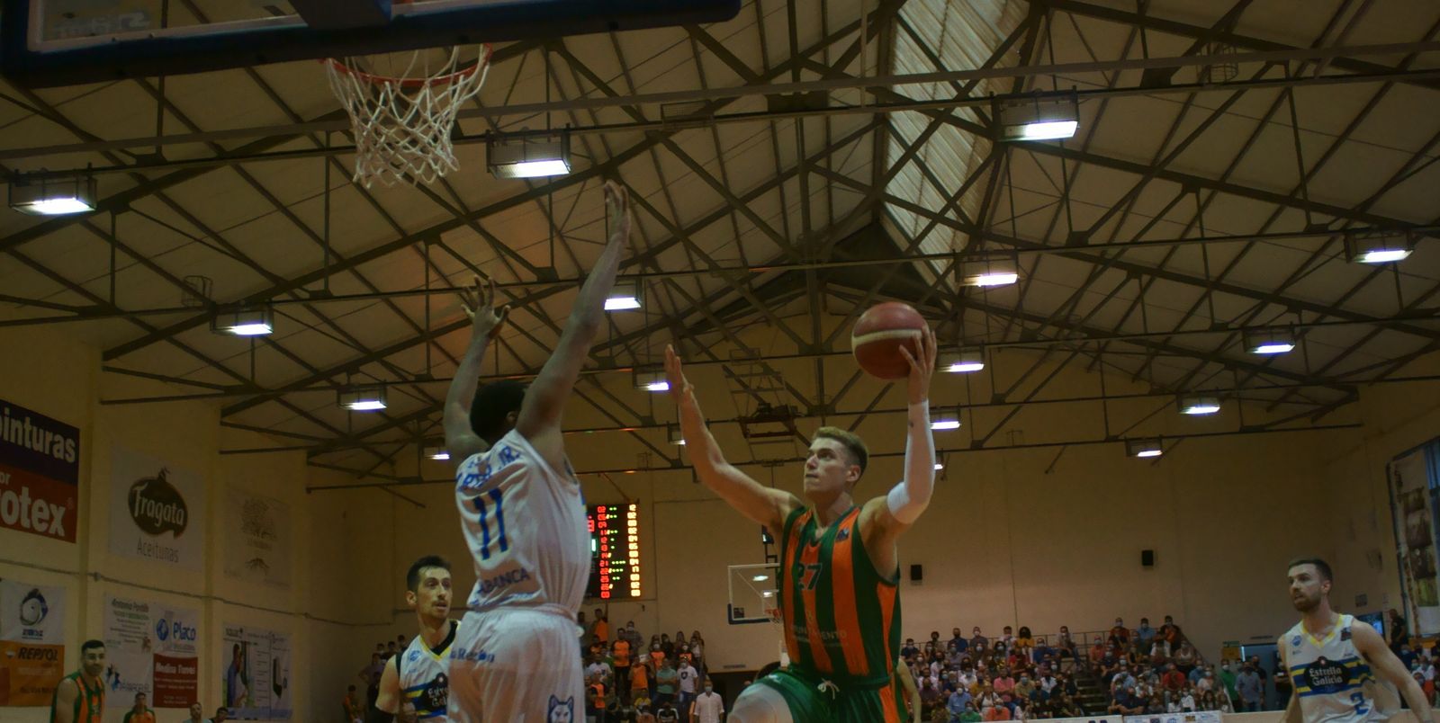 Antonio Burgos entra a canasta en en el partido del CB Morón ante el Hereda Ourense.