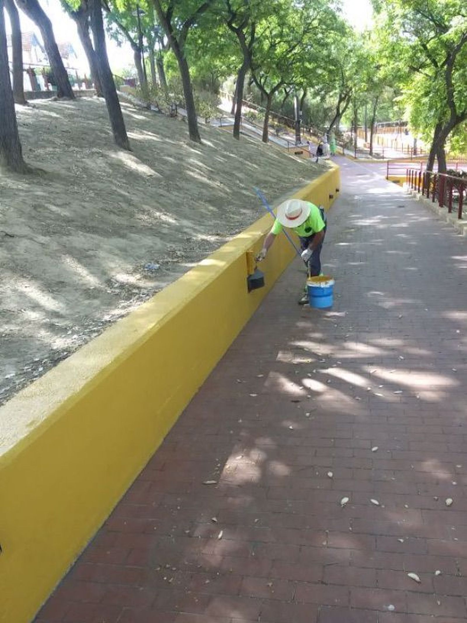 Un operario lleva a cabo tareas de pintado en el Barrio Obrero