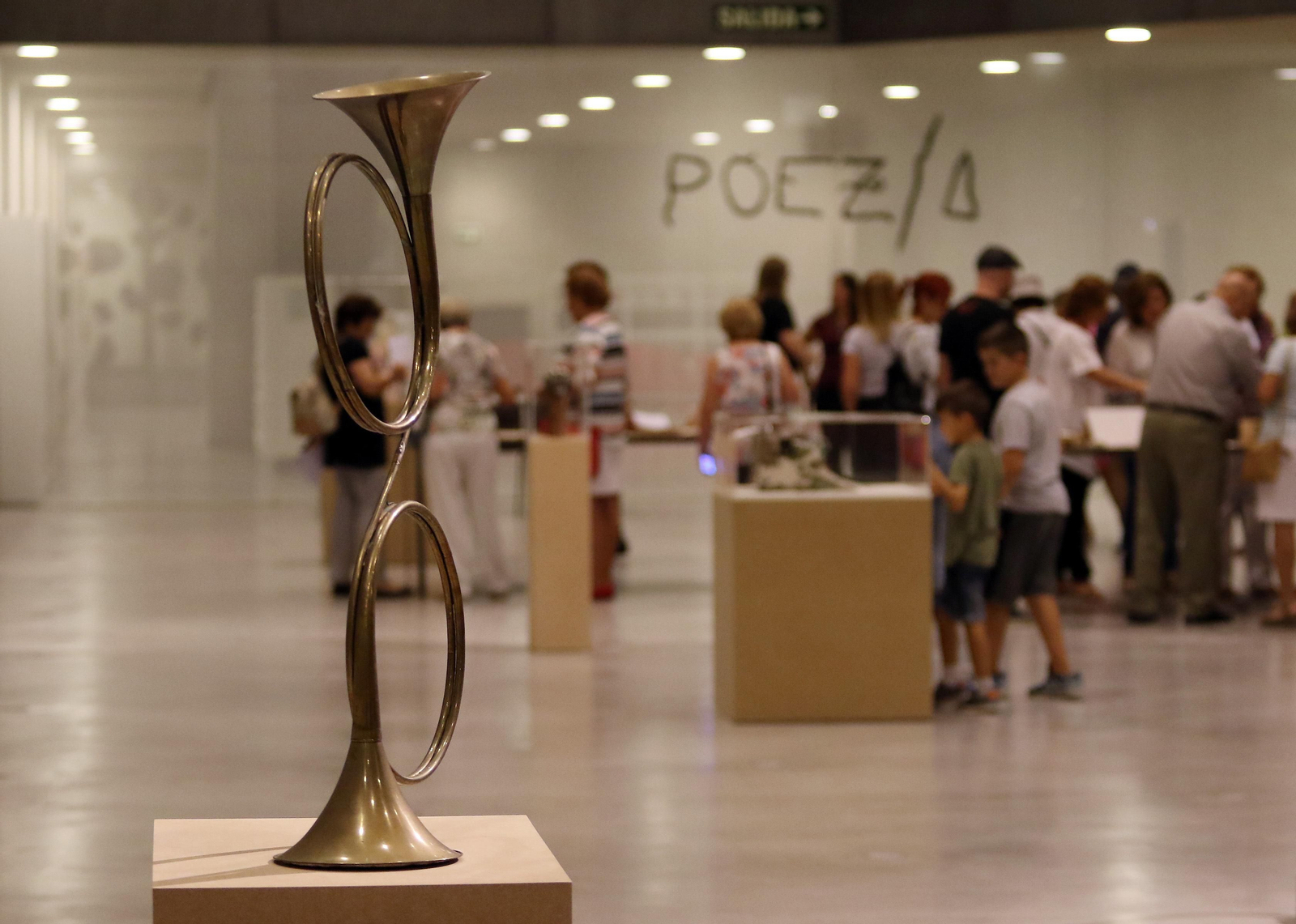 Sala con obras del bloque 'Extrañamientos'.