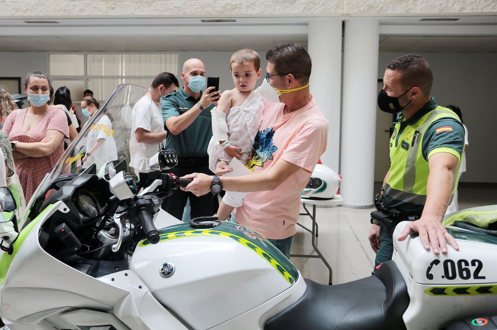 Imágenes de la exhibición de la Guardia Civil en el Hospital Juan Ramón Jiménez con motivo del 35 aniversario de la incorporación de la mujer