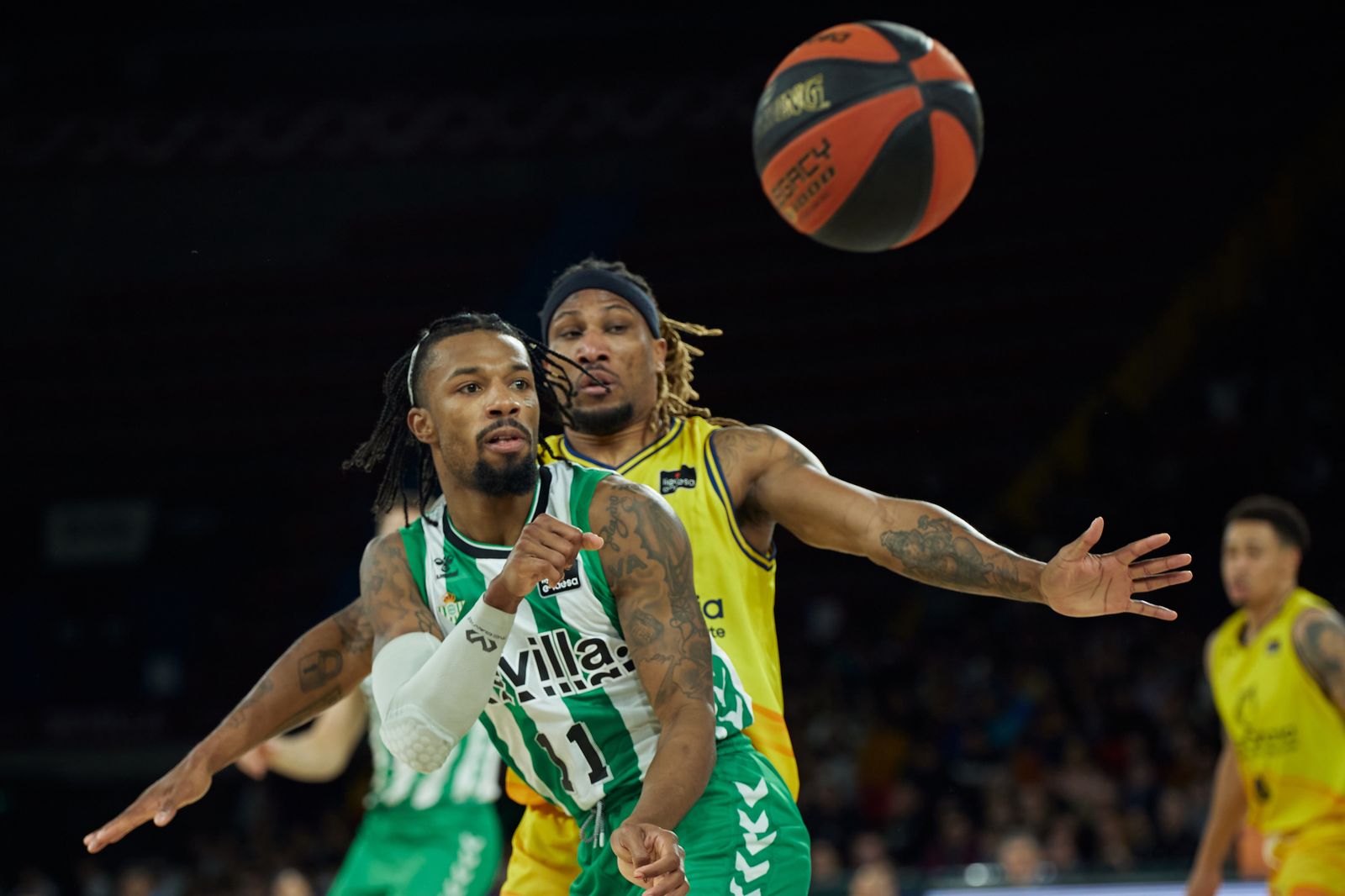 Albicy defiende a Evans.