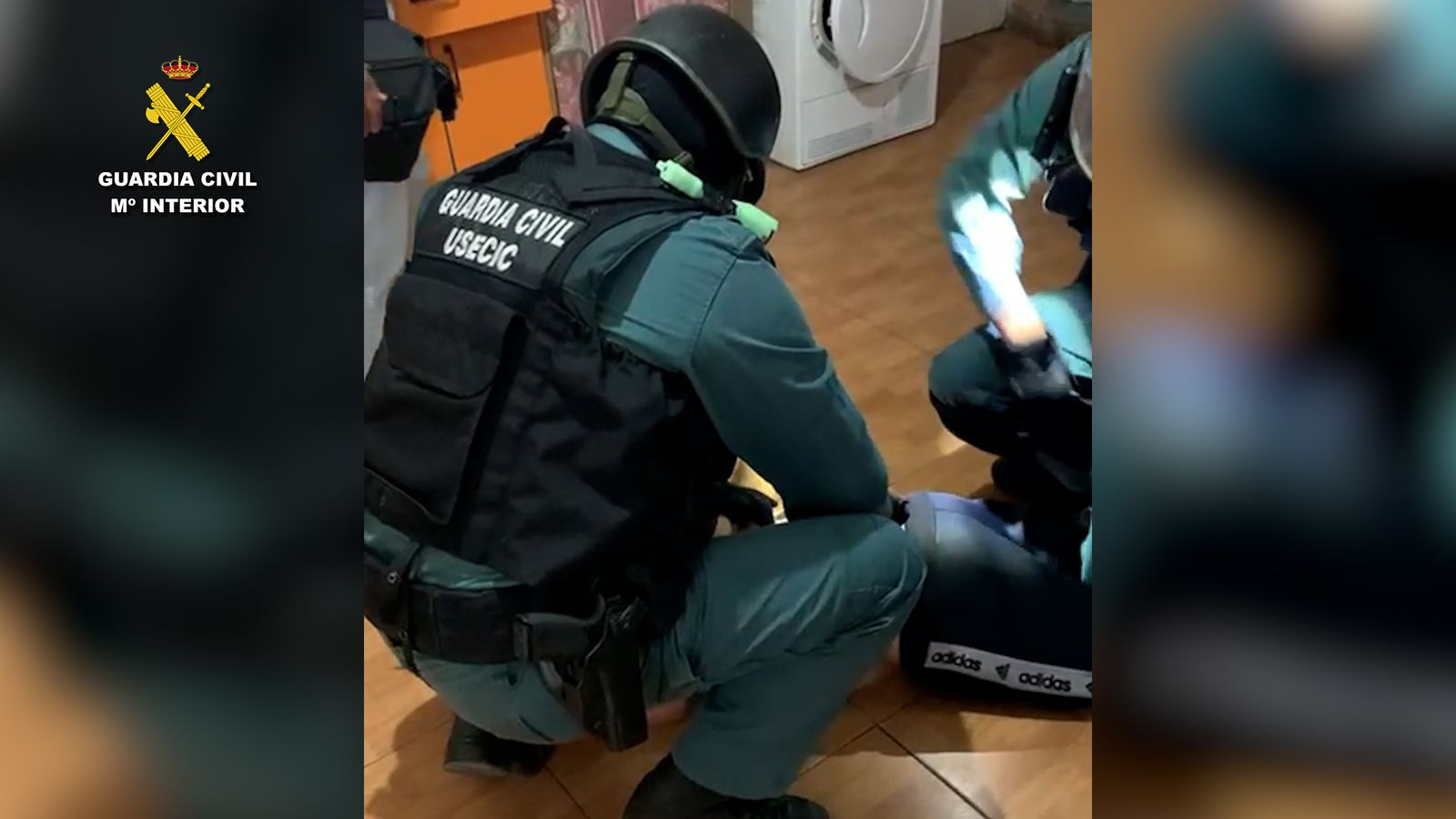 Agentes de la Guardia Civil durante la operación.
