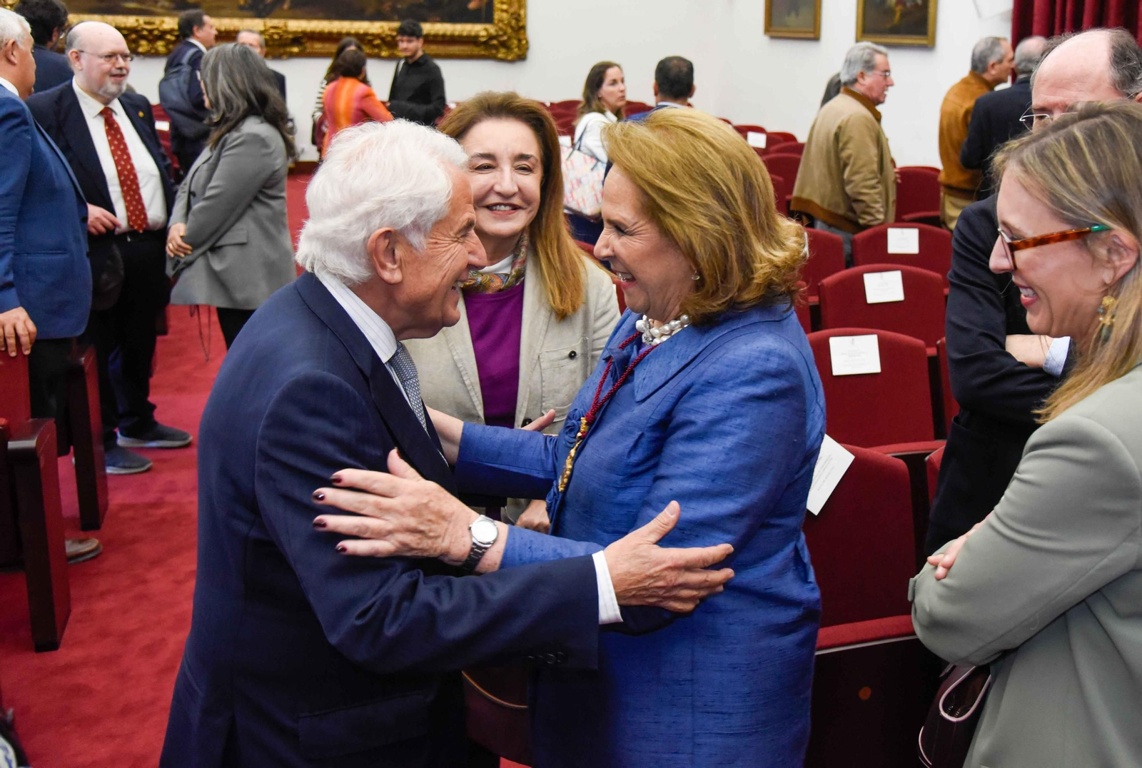 Imposición de la Medalla de la Universidad de Sevilla a Concha Yoldi
