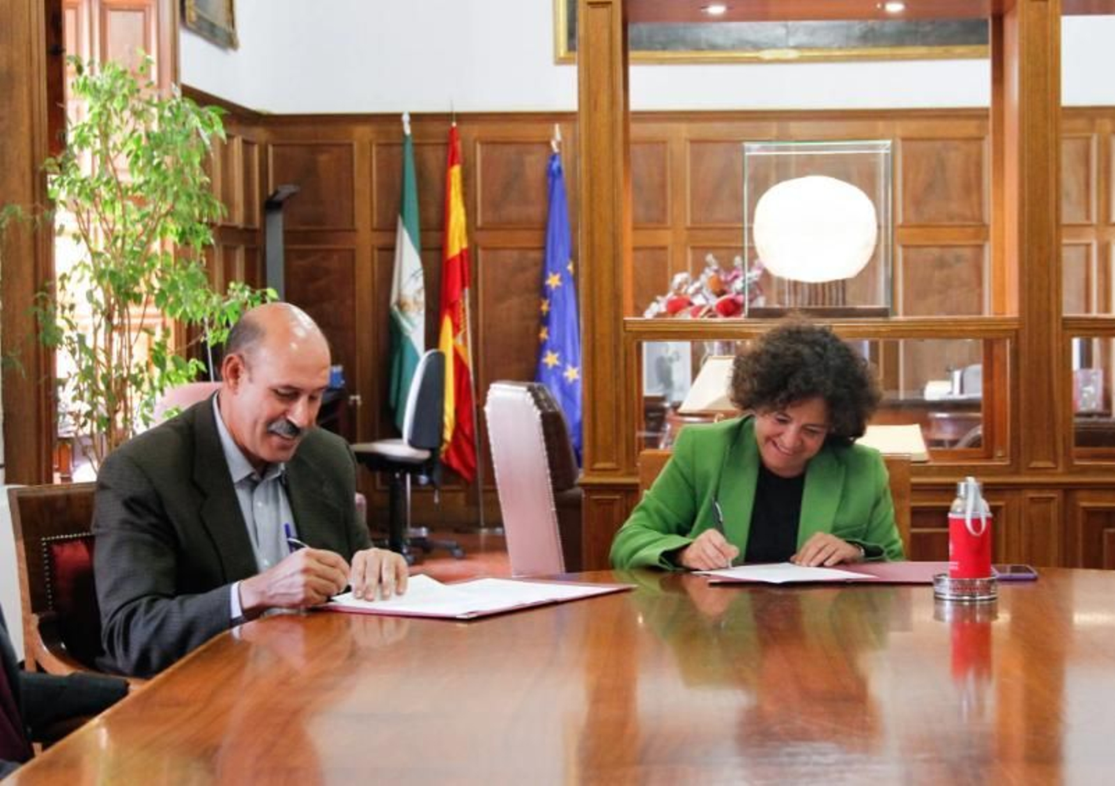 Imagen de la firma del convenio entre la UGR y Cuba