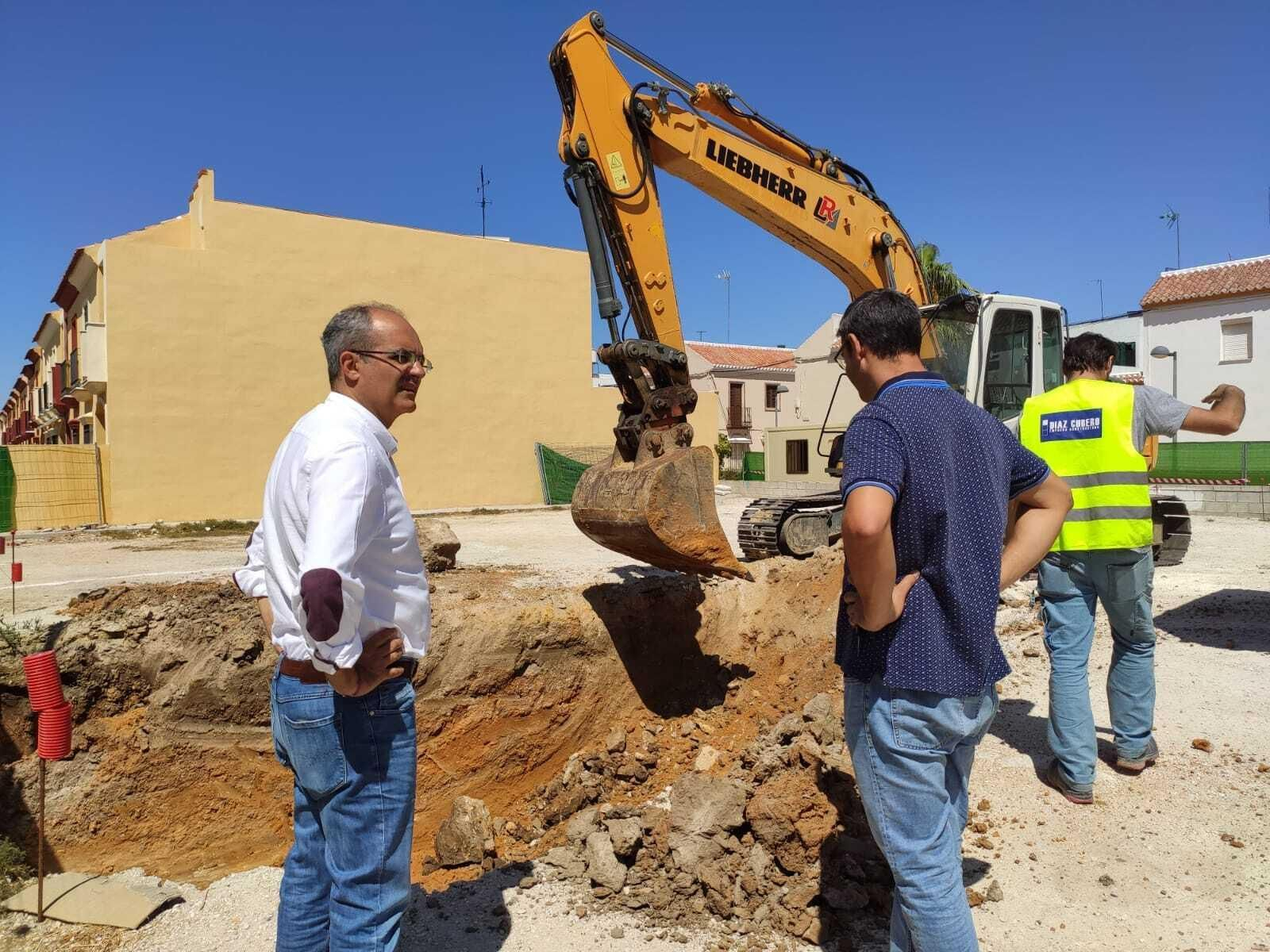 Miguel Ángel Márquez, con camisa blanca, durante una visita a una obra en Arahal Miguel Ángel Márquez, con camisa blanca, durante una visita a una obra en Arahal